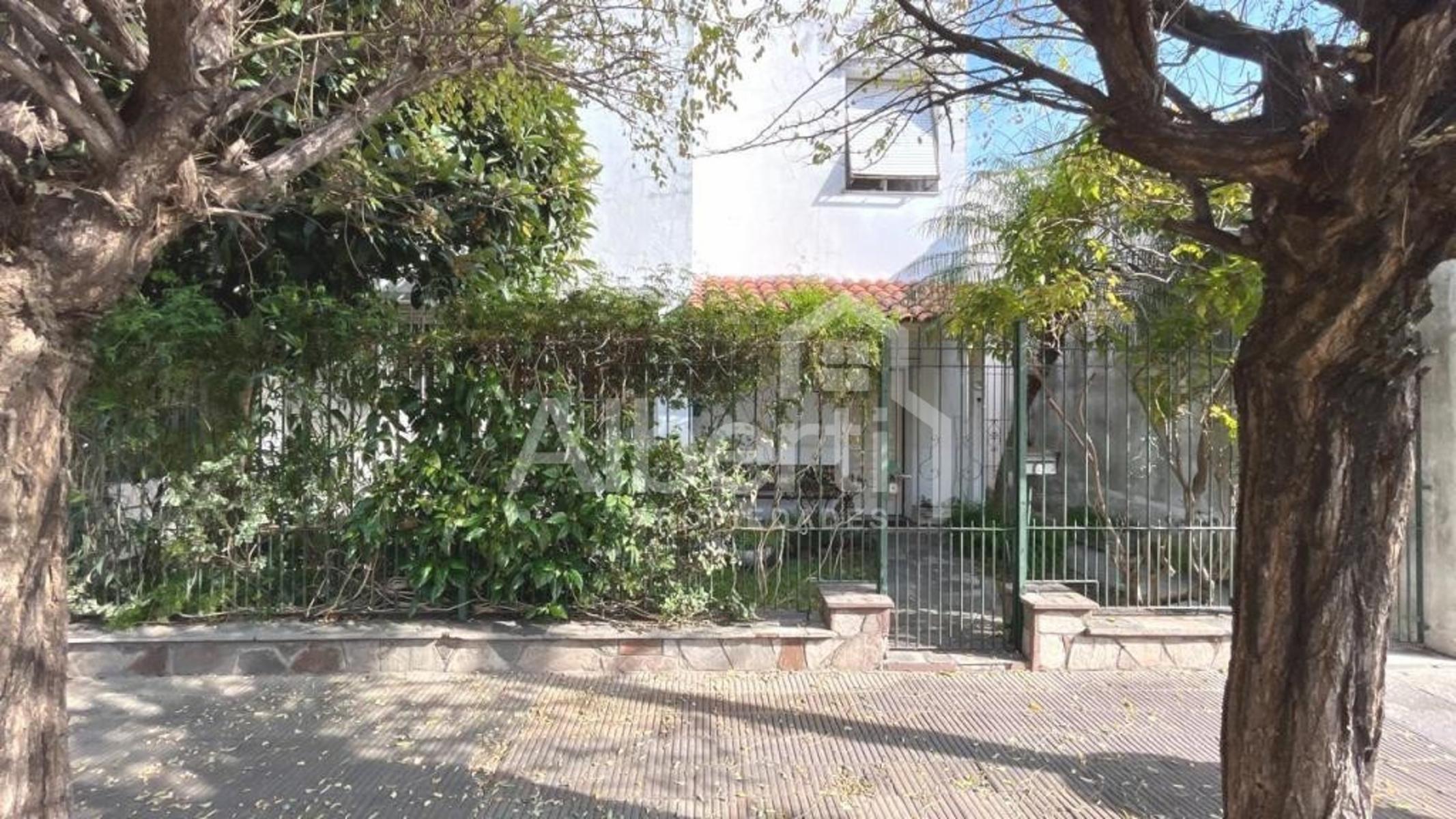 VENTA CHALET PH DE ESTILO 6 AMBIENTES EN HAEDO.