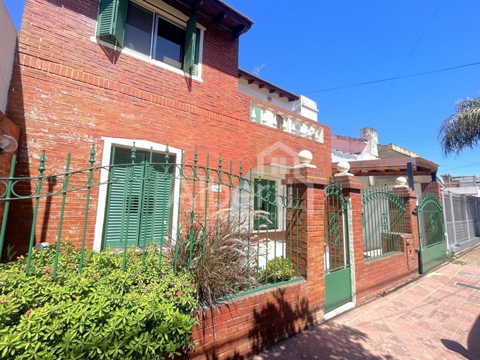 VENTA CASA 4 AMBIENTES EN EL PALOMAR.