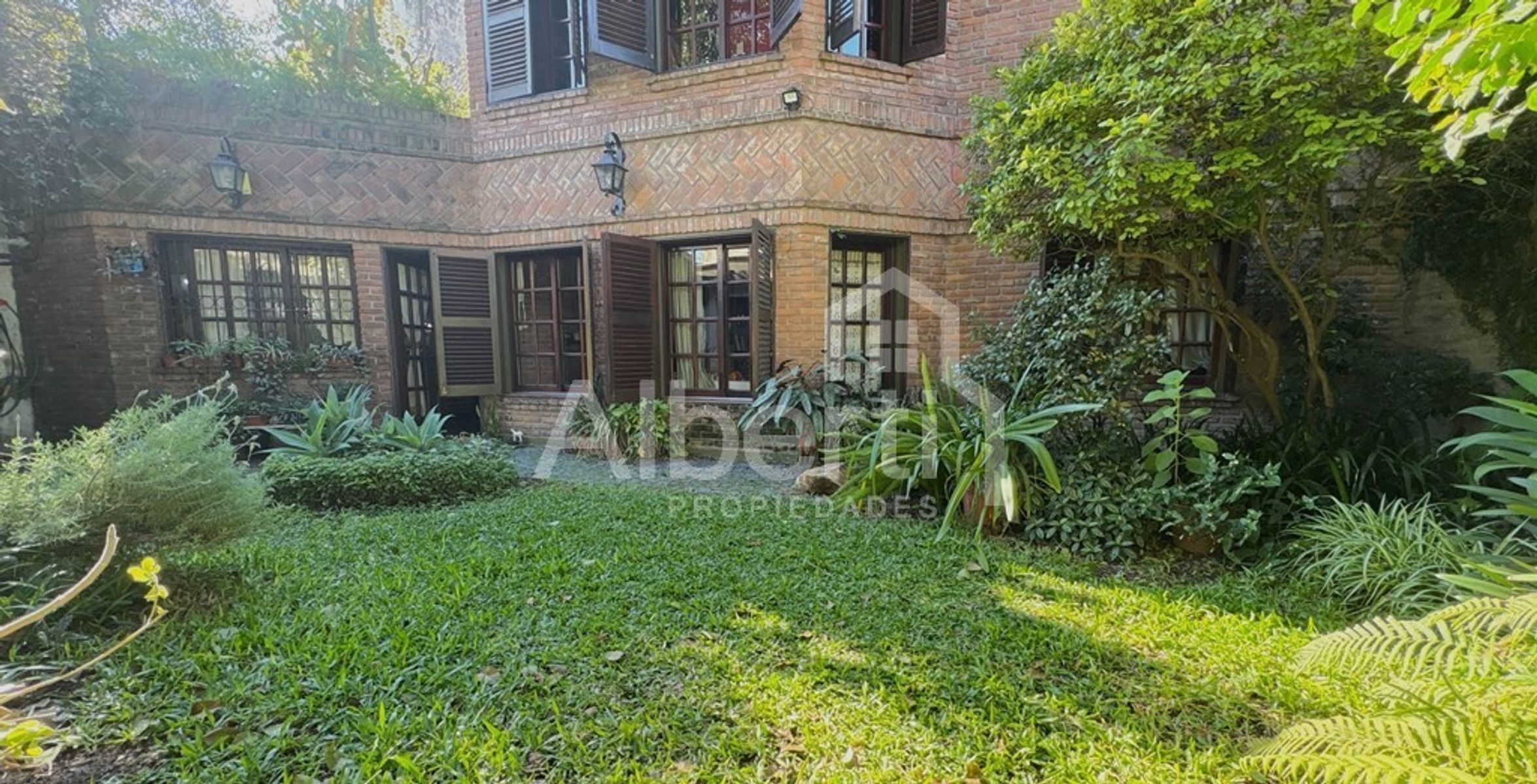VENTA CHALET 5 AMBIENTES EN HAEDO NORTE.