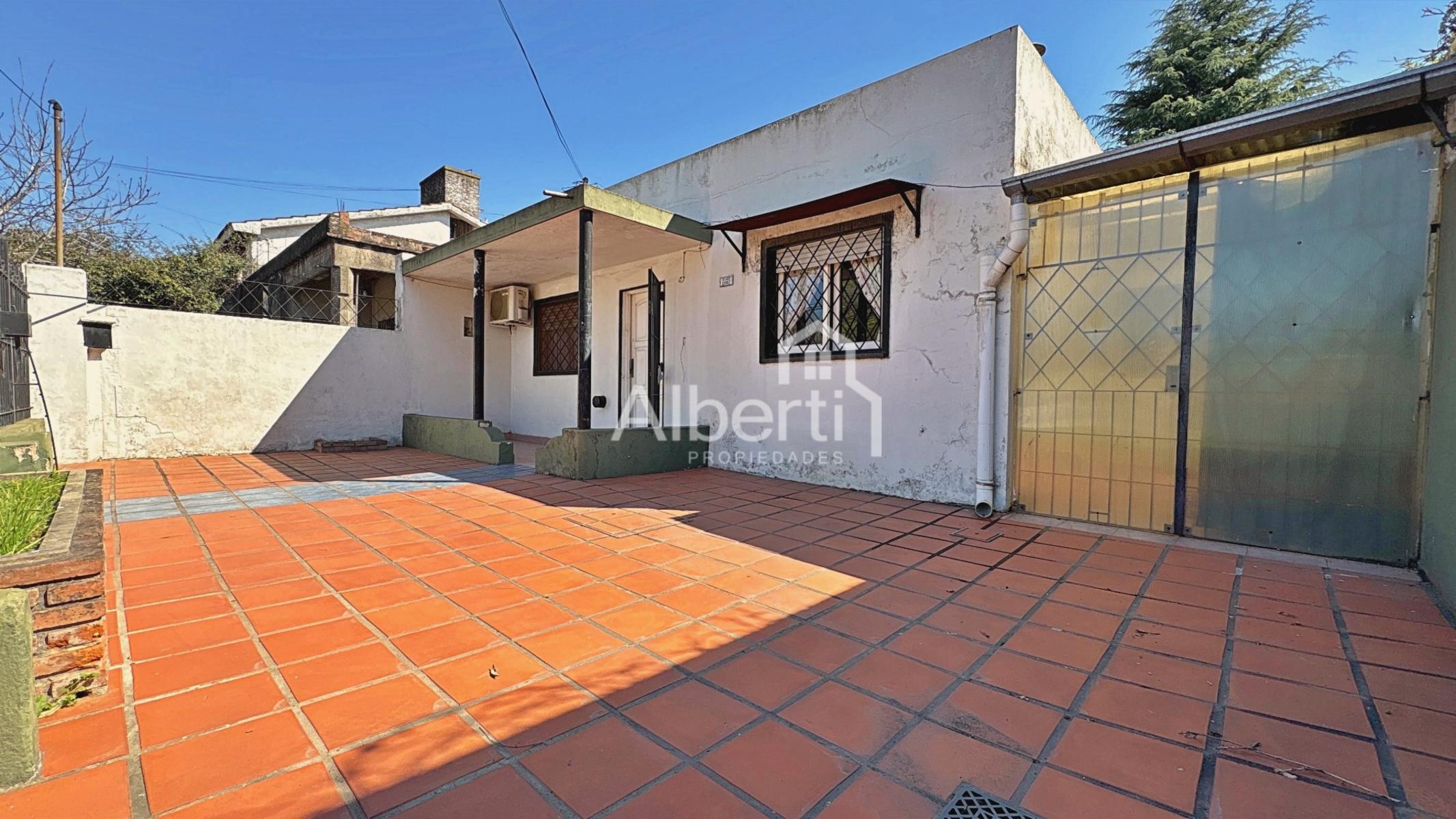 VENTA CASA 4 AMBIENTES EN HAEDO NORTE.