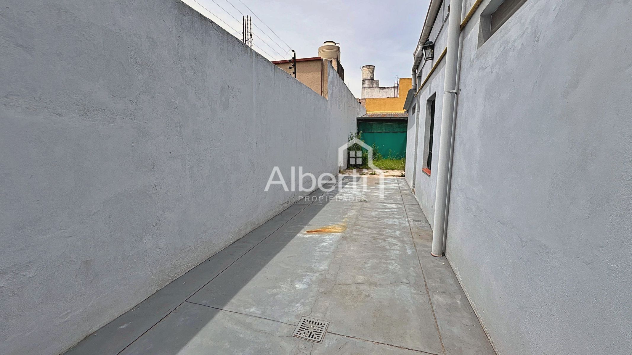 VENTA PROPIEDAD CON LOCAL GASTRONÓMICO EN HAEDO SUR. - 24