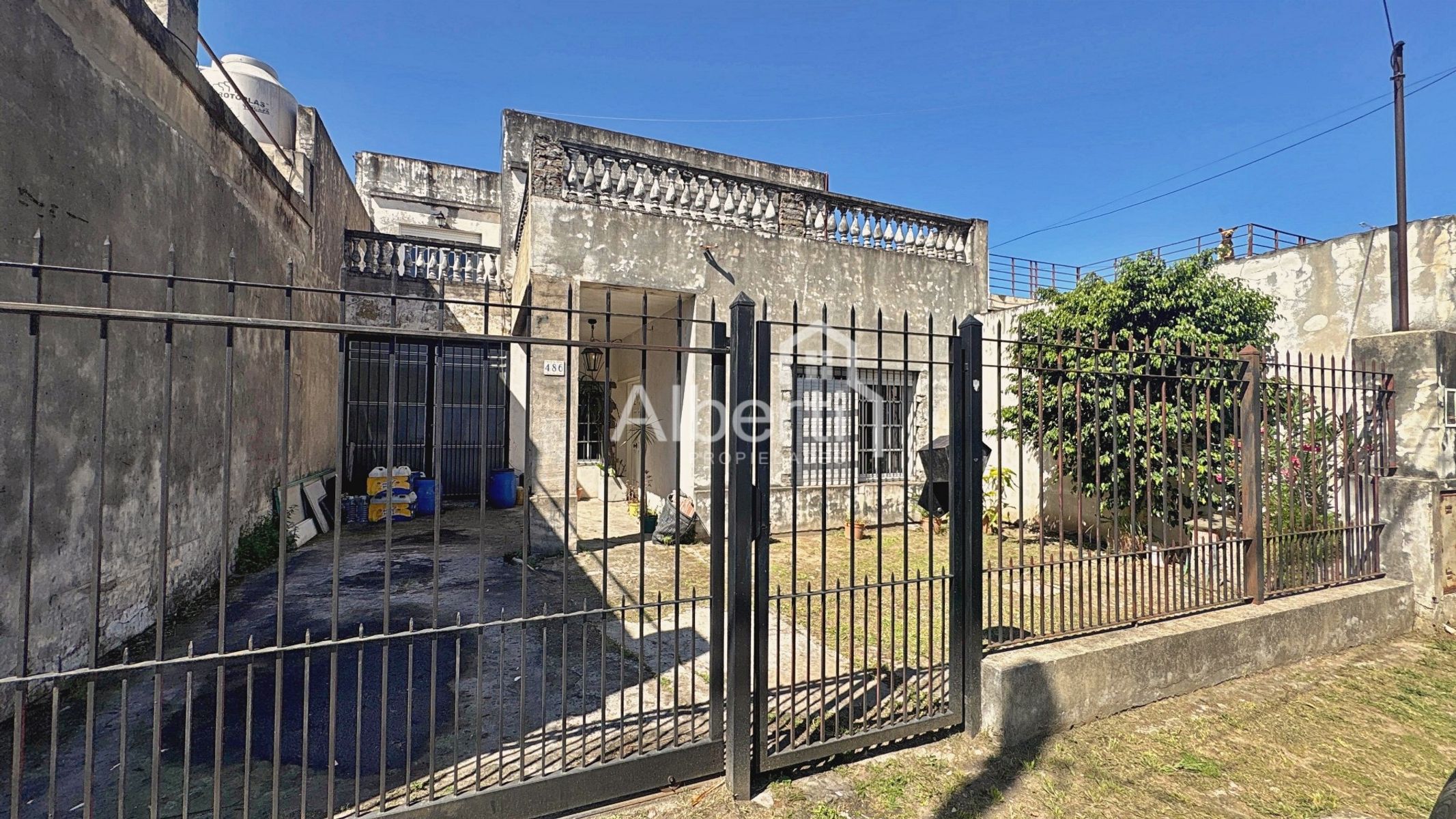 VENTA AMPLIA CASA 4 AMBIENTES EN HAEDO SUR.