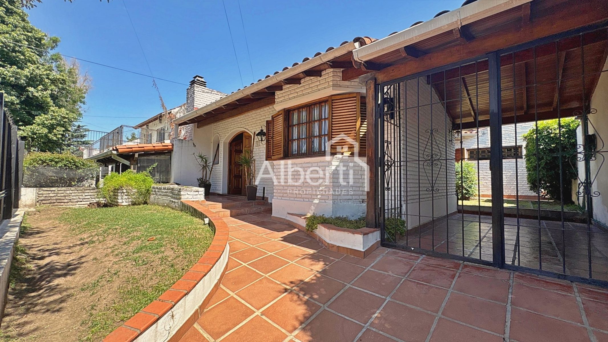 VENTA CASA 5 AMBIENTES EN CASTELAR CON GRAN PARQUE.