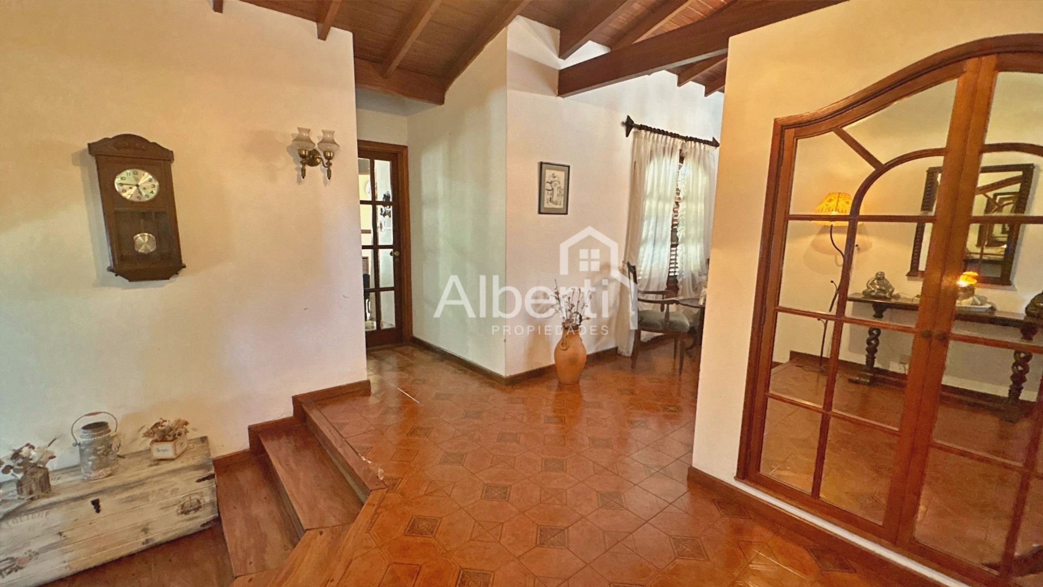 VENTA CASA 5 AMBIENTES EN CASTELAR CON GRAN PARQUE. — foto 2