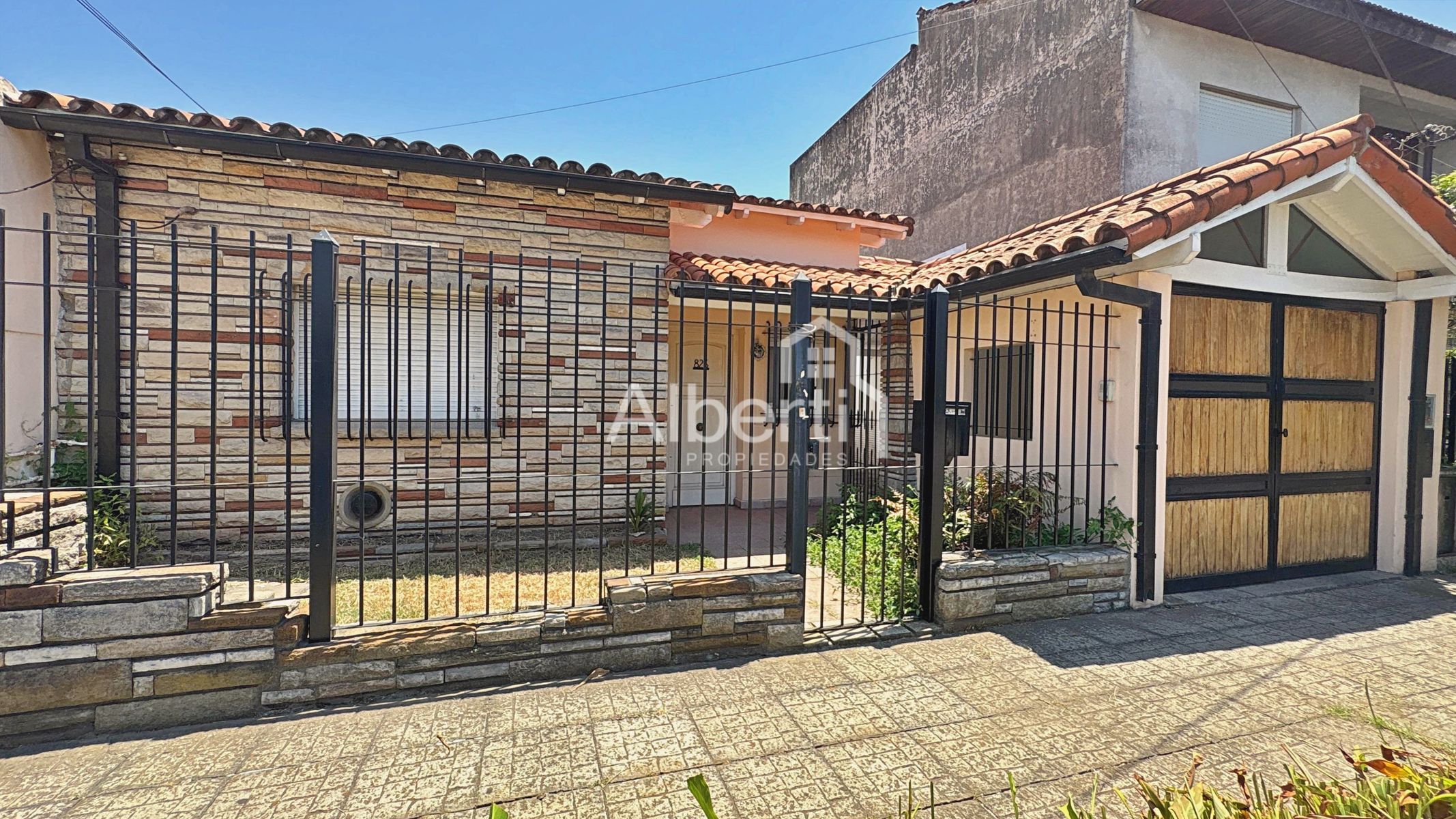 VENTA CHALET 4 AMBIENTES EN HAEDO SUR.