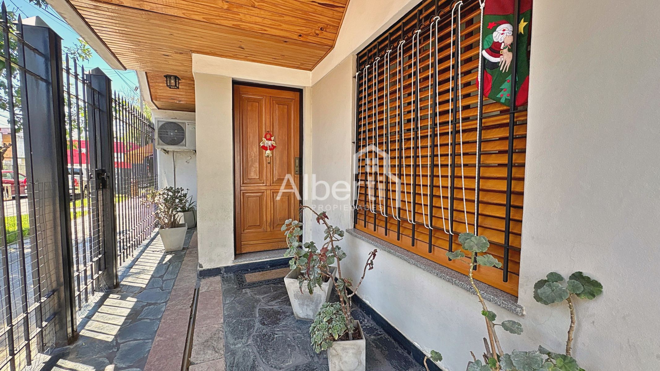 VENTA CASA 4 AMBIENTES EN MORÓN SUR CON QUINCHO Y PILETA. — foto 2