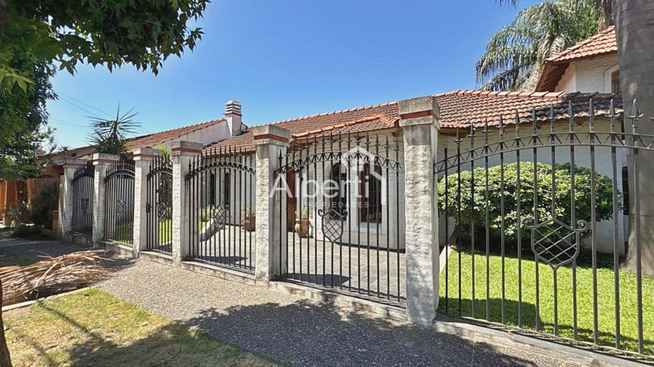 VENTA CASA 5 AMBIENTES ESTILO COLONIAL EN EL PALOMAR.