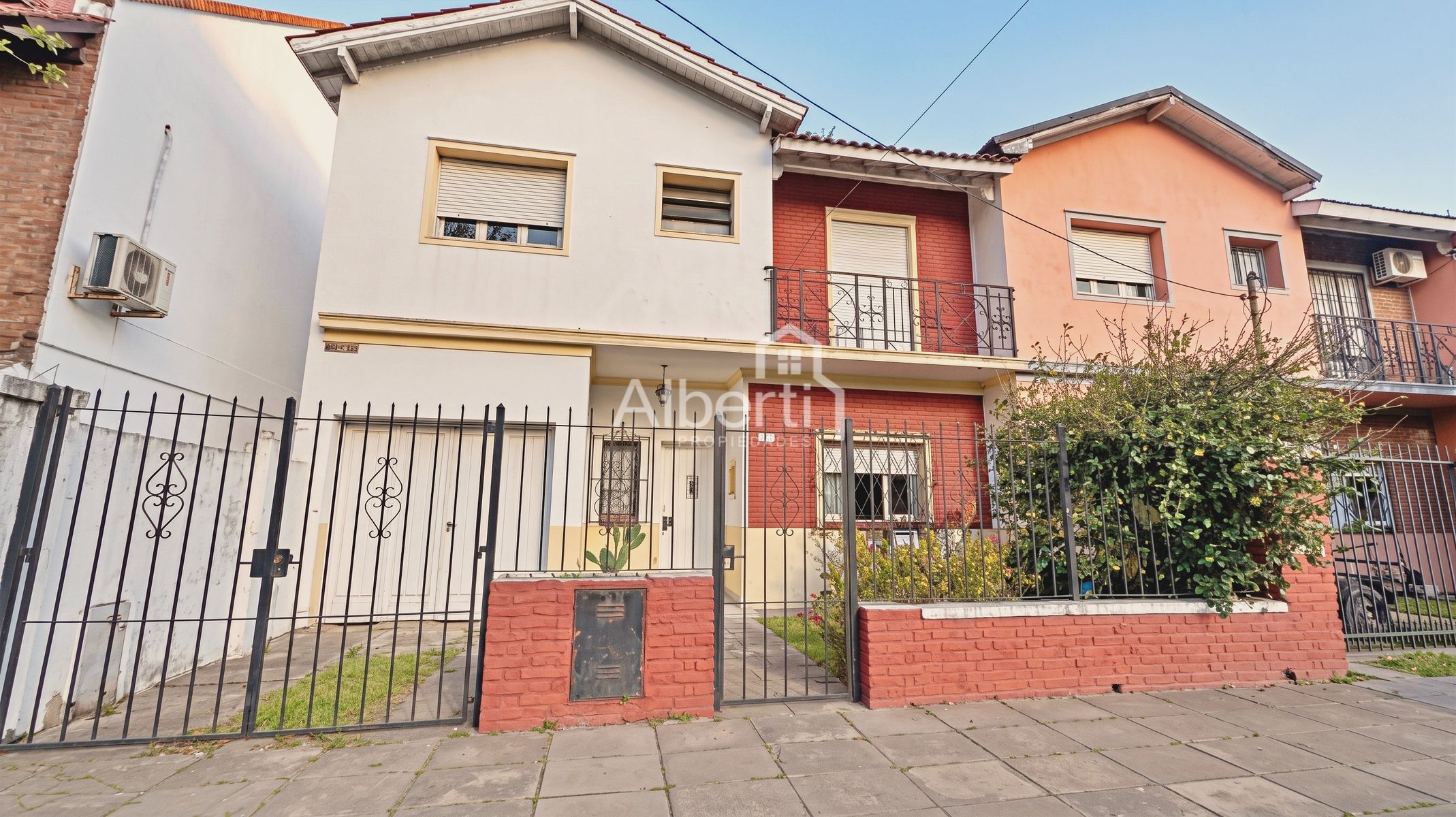 VENTA PROPIEDAD 4 AMBIENTES EN HAEDO CHICO CON PARQUE.