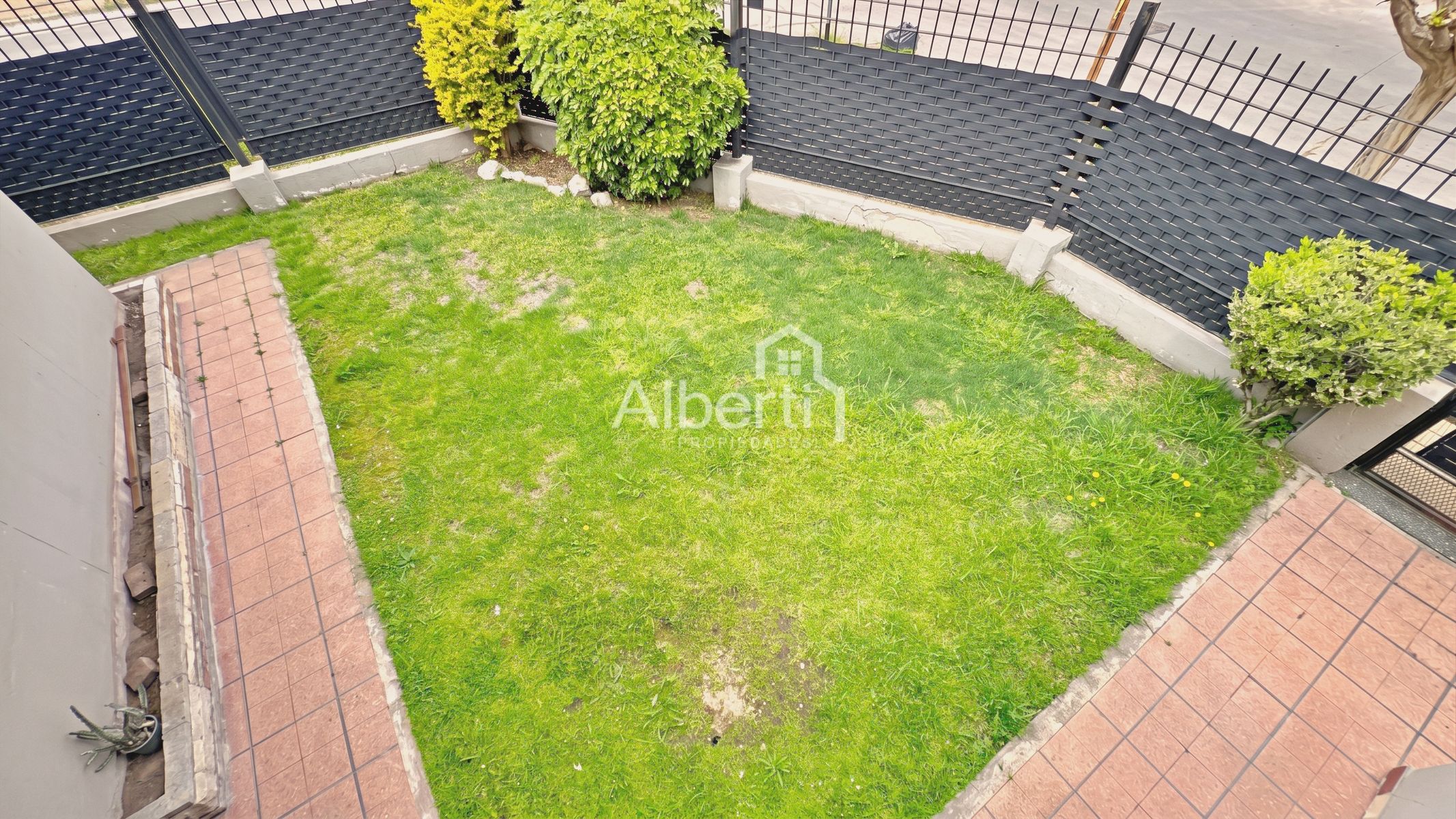 ALQUILER CASA 3 AMBIENTES CON PARQUE EN HAEDO NORTE - BARRIO GÜEMES. — foto 2