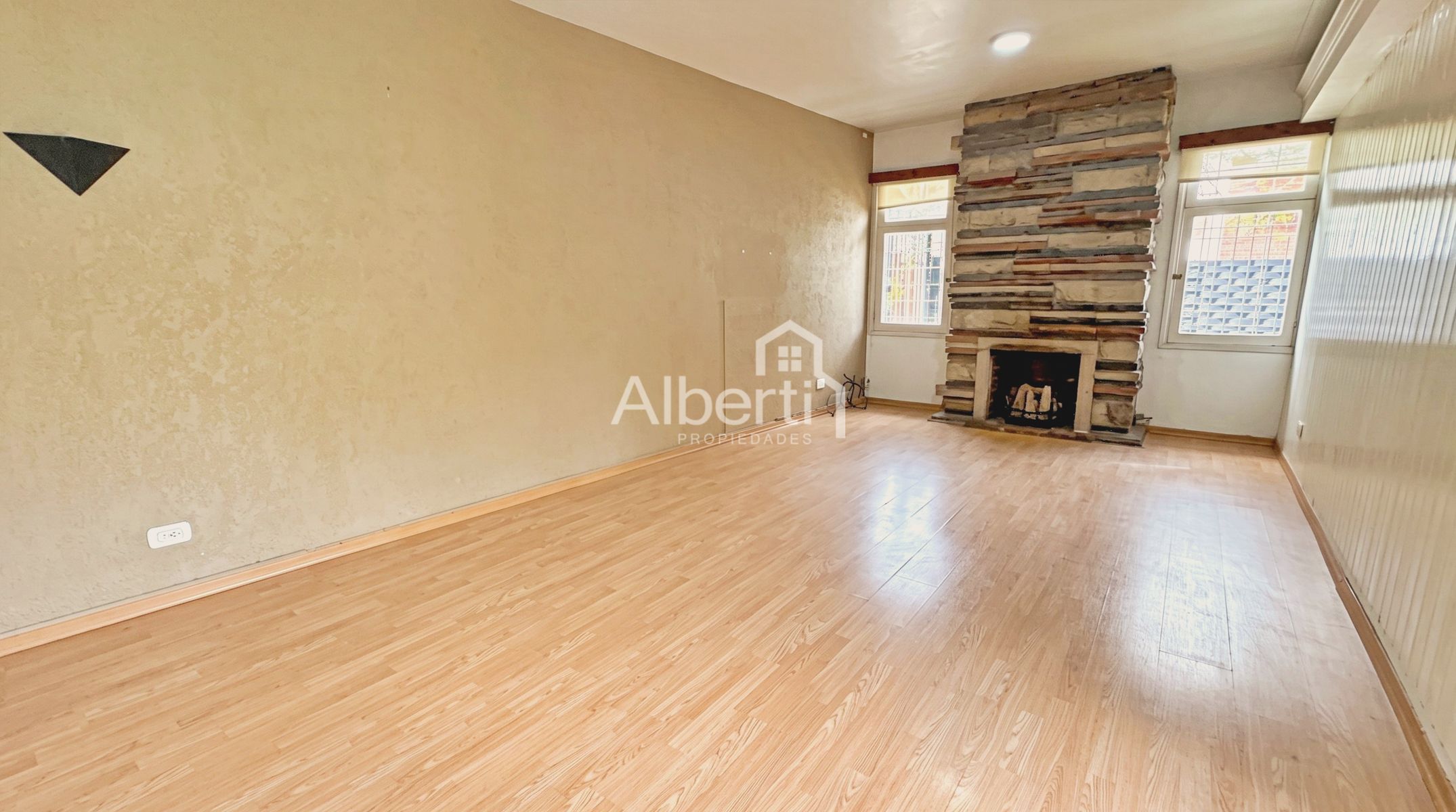 ALQUILER CASA 3 AMBIENTES CON PARQUE EN HAEDO NORTE - BARRIO GÜEMES. — foto 3