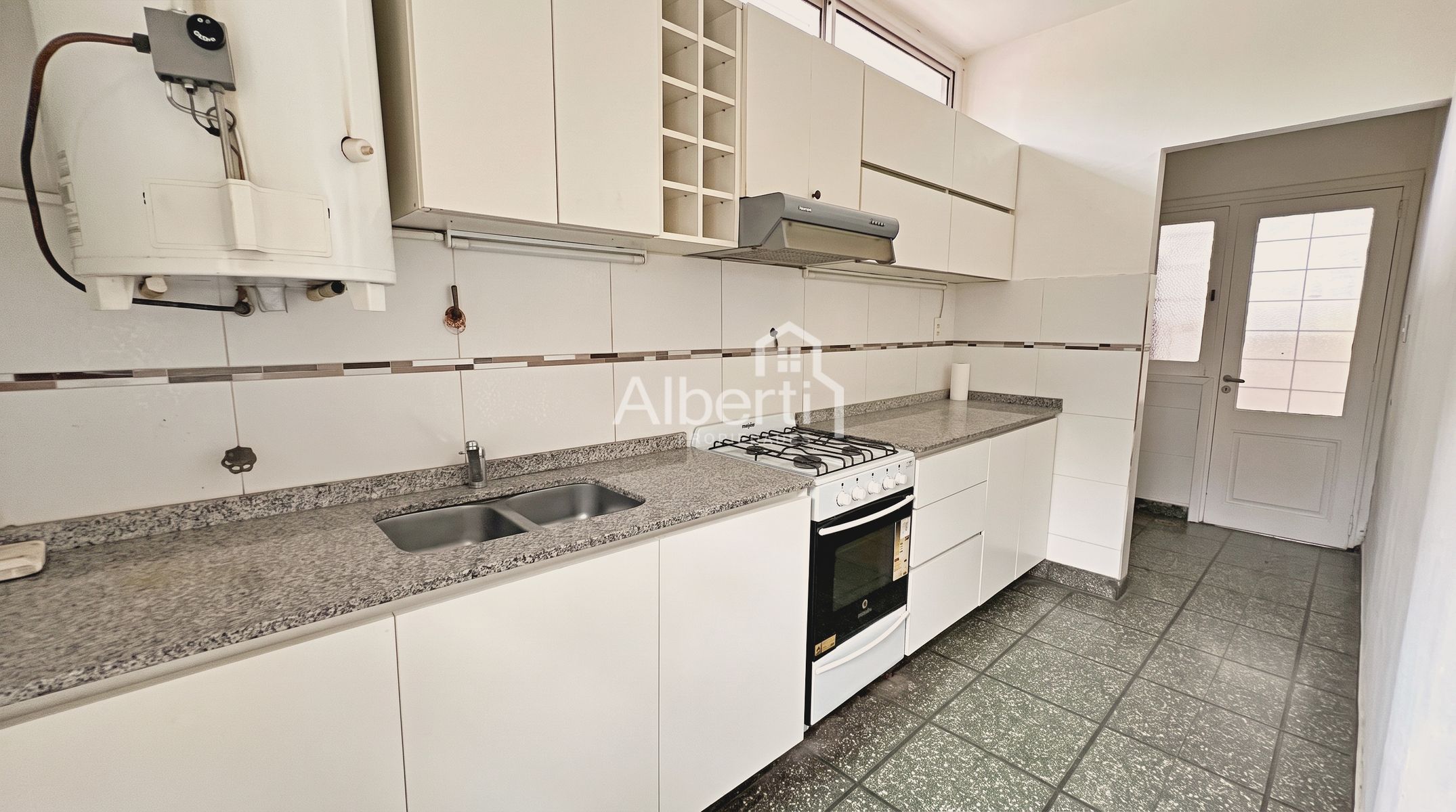 ALQUILER CASA 3 AMBIENTES CON PARQUE EN HAEDO NORTE - BARRIO GÜEMES. — foto 6