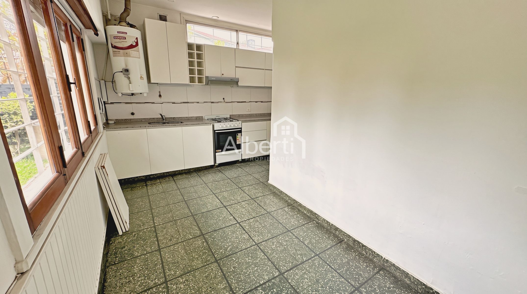 ALQUILER CASA 3 AMBIENTES CON PARQUE EN HAEDO NORTE - BARRIO GÜEMES. — foto 10