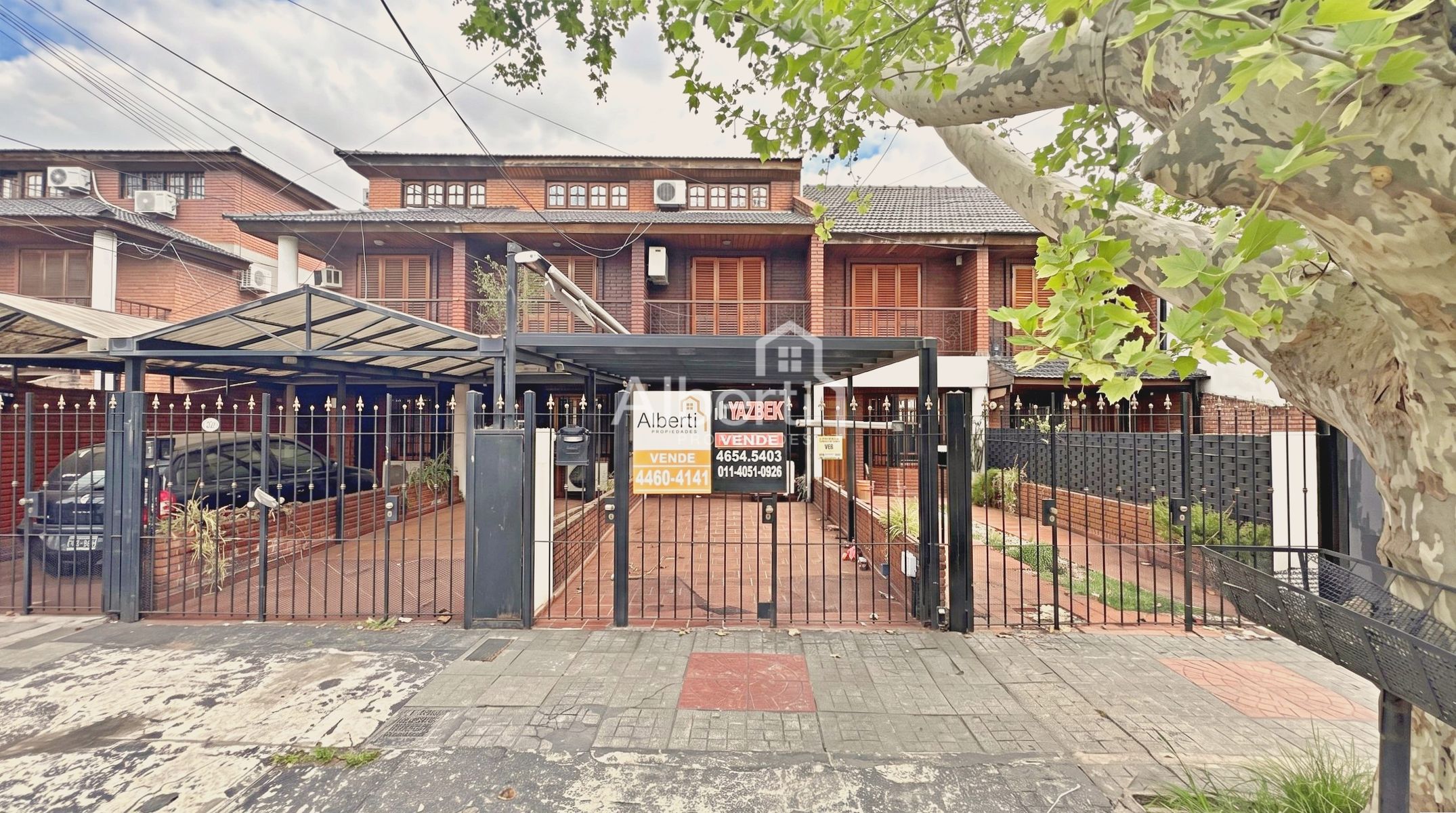 VENTA TRIPLEX 4 AMBIENTES EN HAEDO SUR CON PATIO.