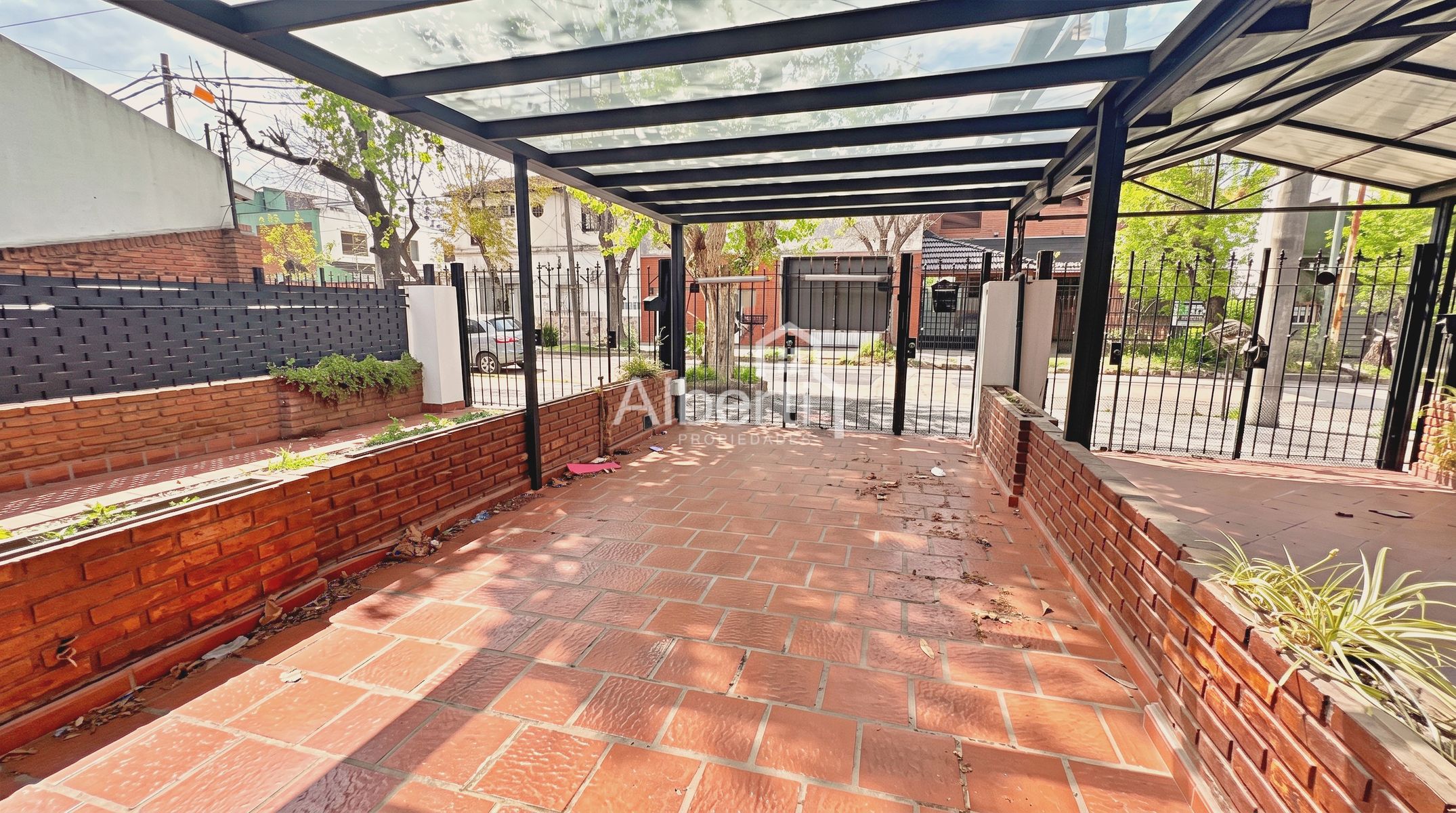 VENTA TRIPLEX 4 AMBIENTES EN HAEDO SUR CON PATIO. - 24