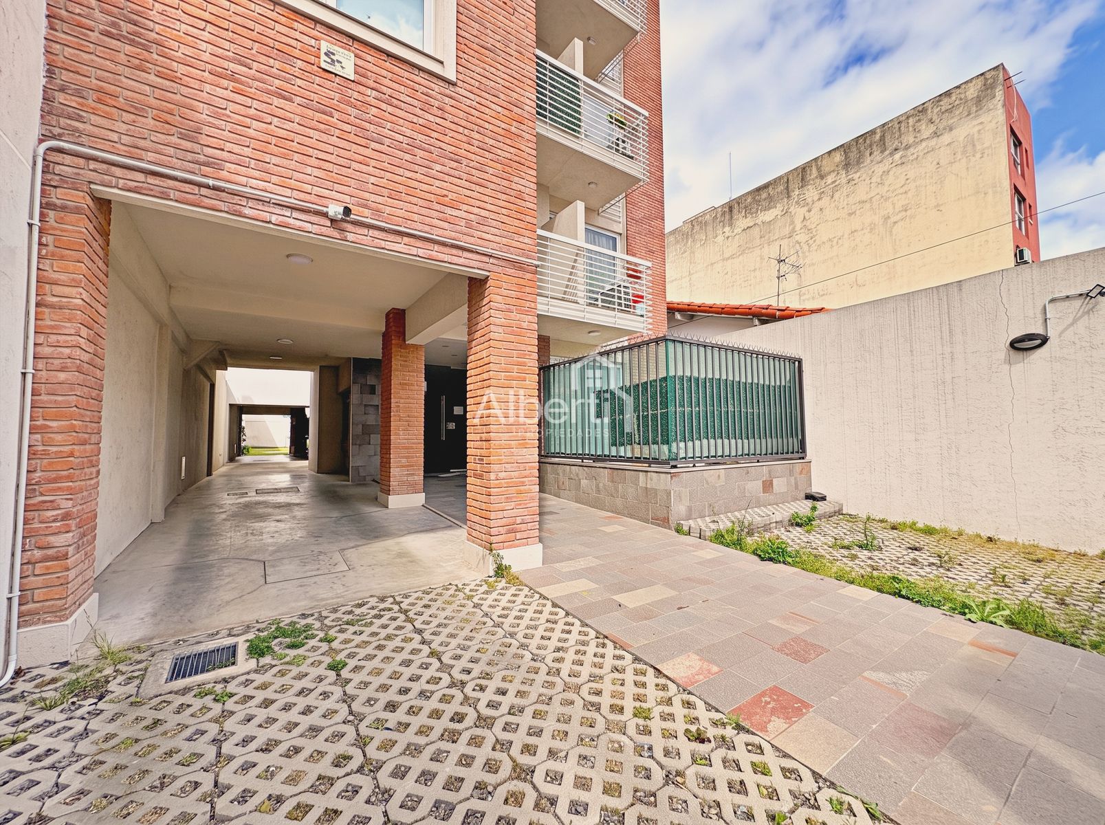 VENTA MODERNO DEPARTAMENTO 2 AMBIENTES CON COCHERA EN HAEDO NORTE. — foto 2