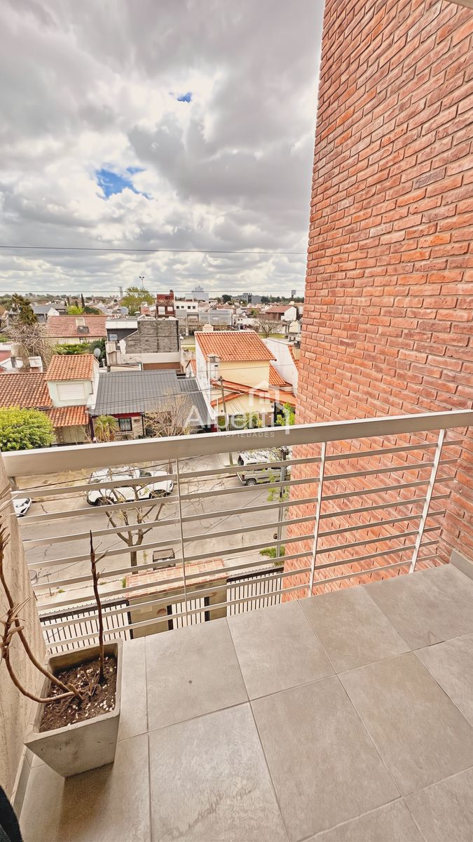 VENTA MODERNO DEPARTAMENTO 2 AMBIENTES CON COCHERA EN HAEDO NORTE. - 24