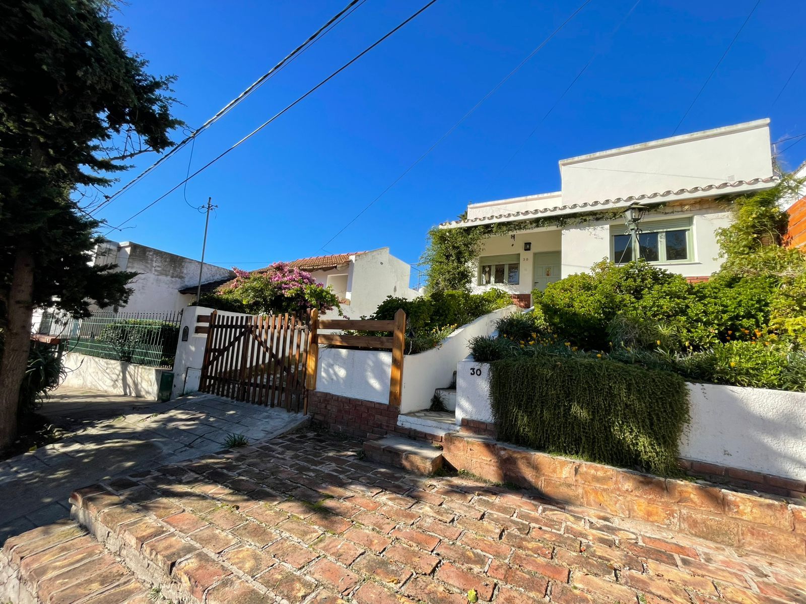 "VENTA" CASA FUNCIONAL Y CON MUY BUENOS ESPACIOS - 1