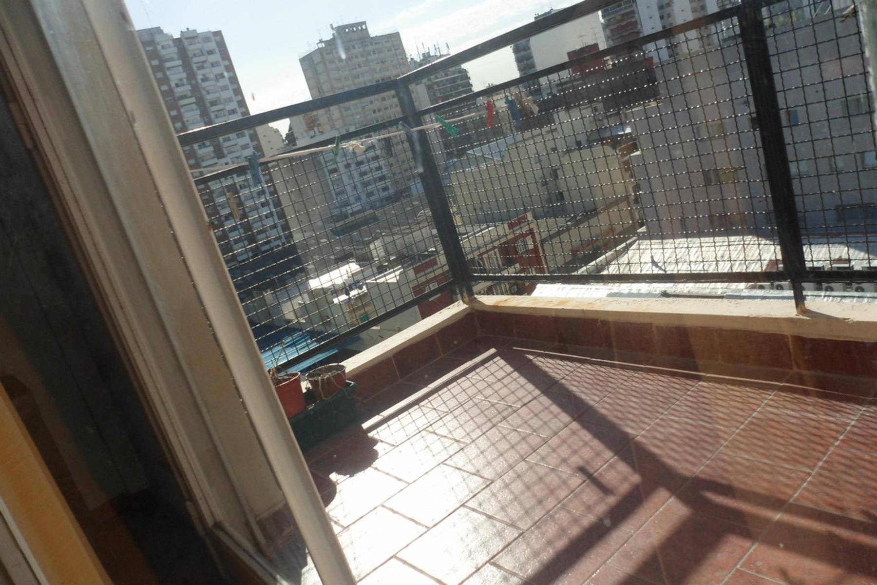 2 Amb con Balcon a mts de Corrientes y Medrano — foto 2