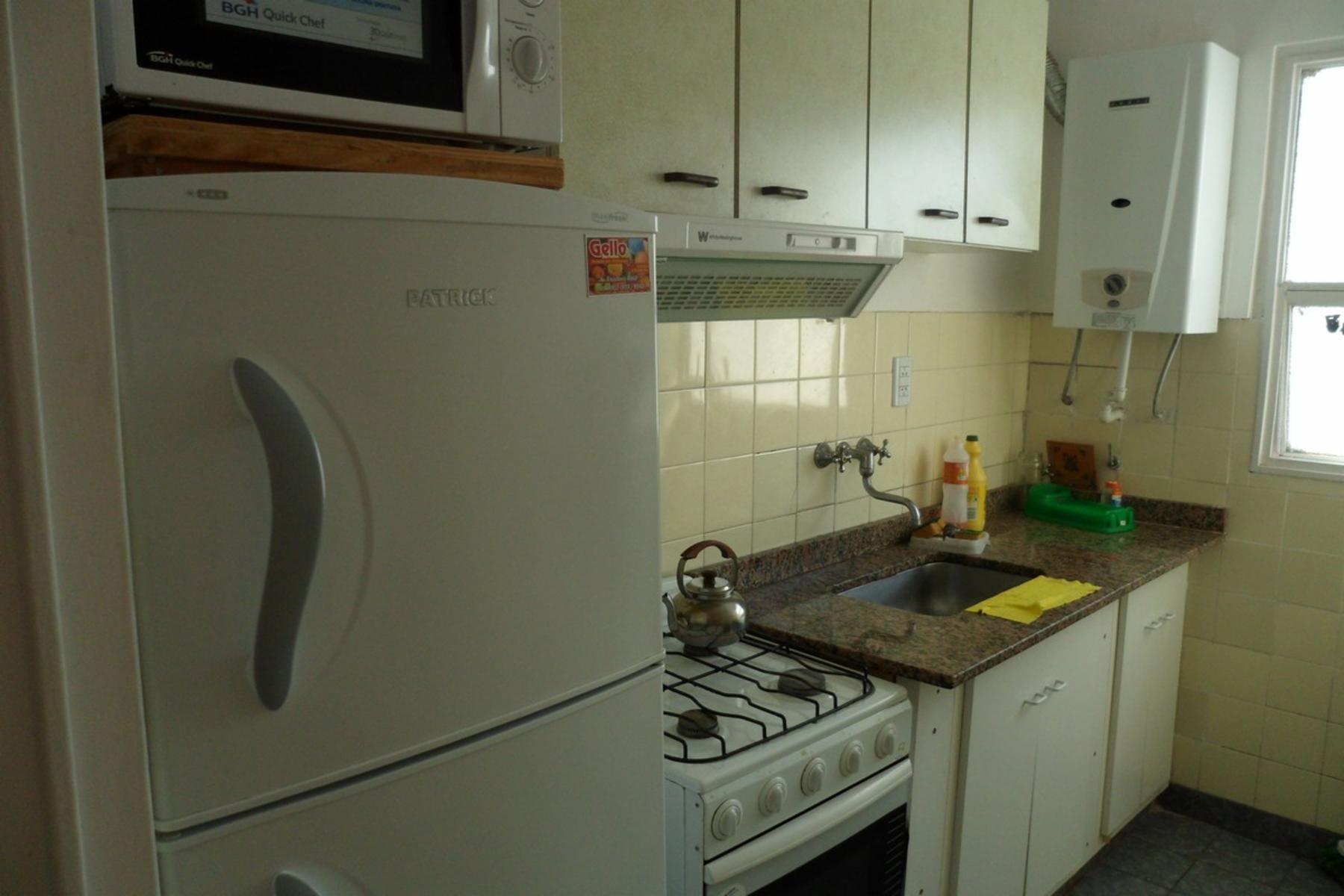 2 Amb con Balcon a mts de Corrientes y Medrano — foto 3