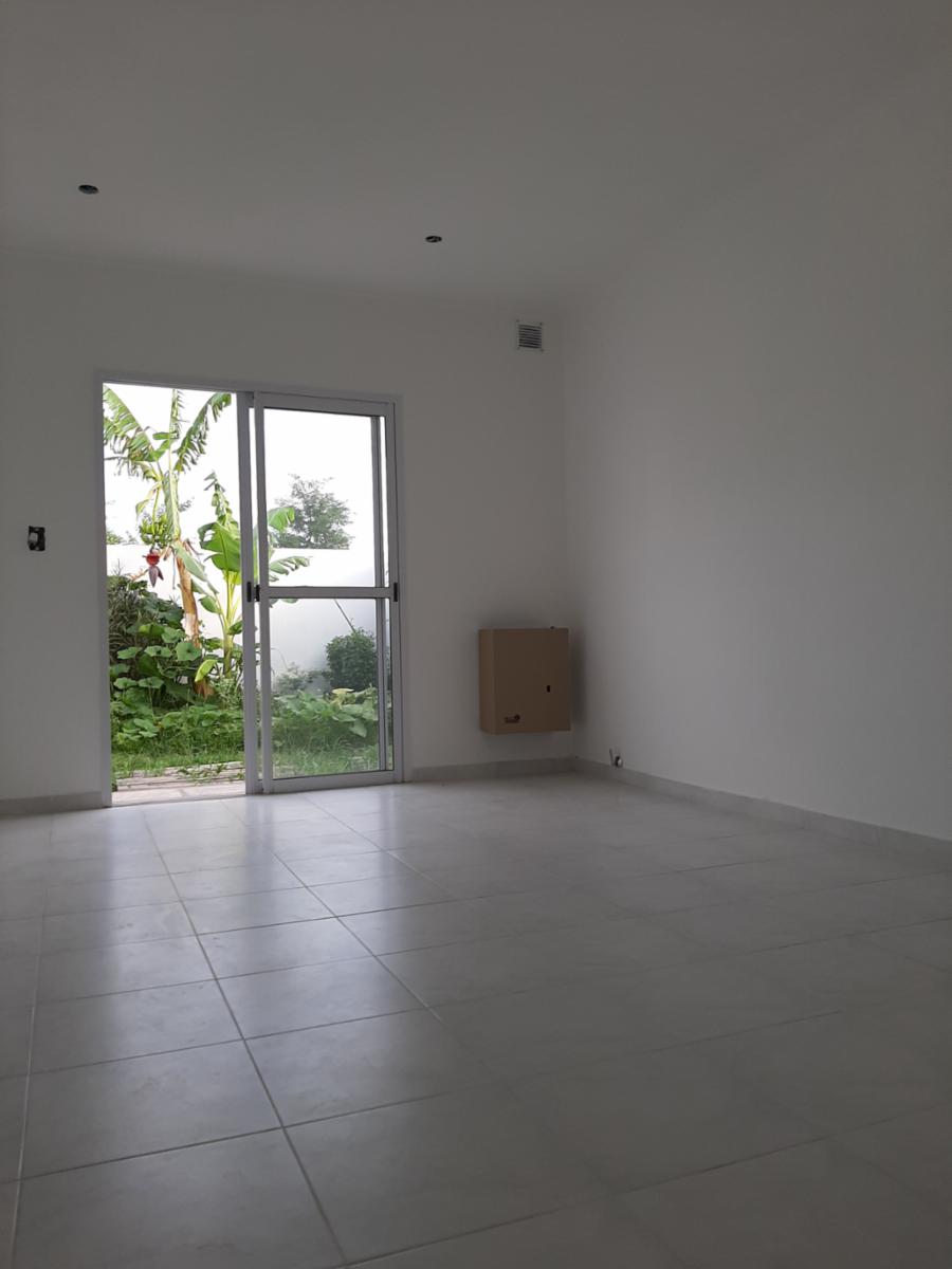 Un lugar para tu nueva vida Casa a estrenar, muy luminosa y buena ventilación en calle 90 M. derecha. — foto 2