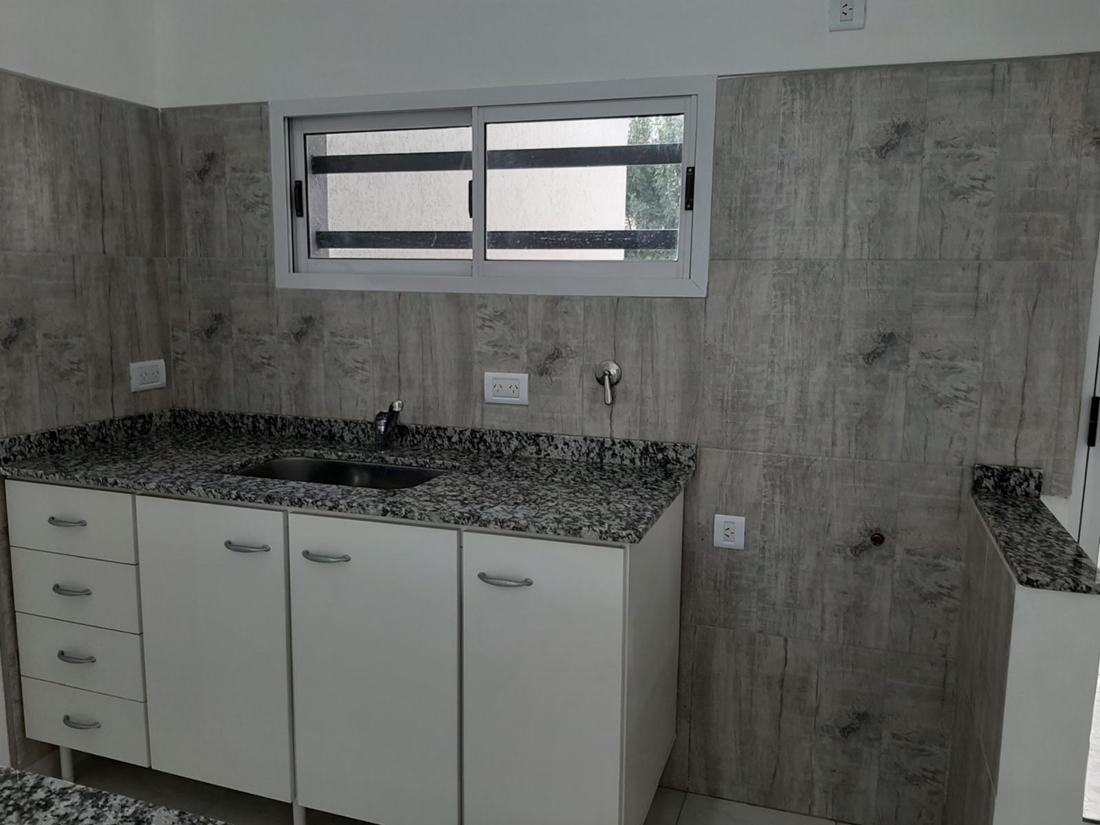 Un lugar para tu nueva vida Casa a estrenar, muy luminosa y buena ventilación en calle 90 M. derecha. — foto 3