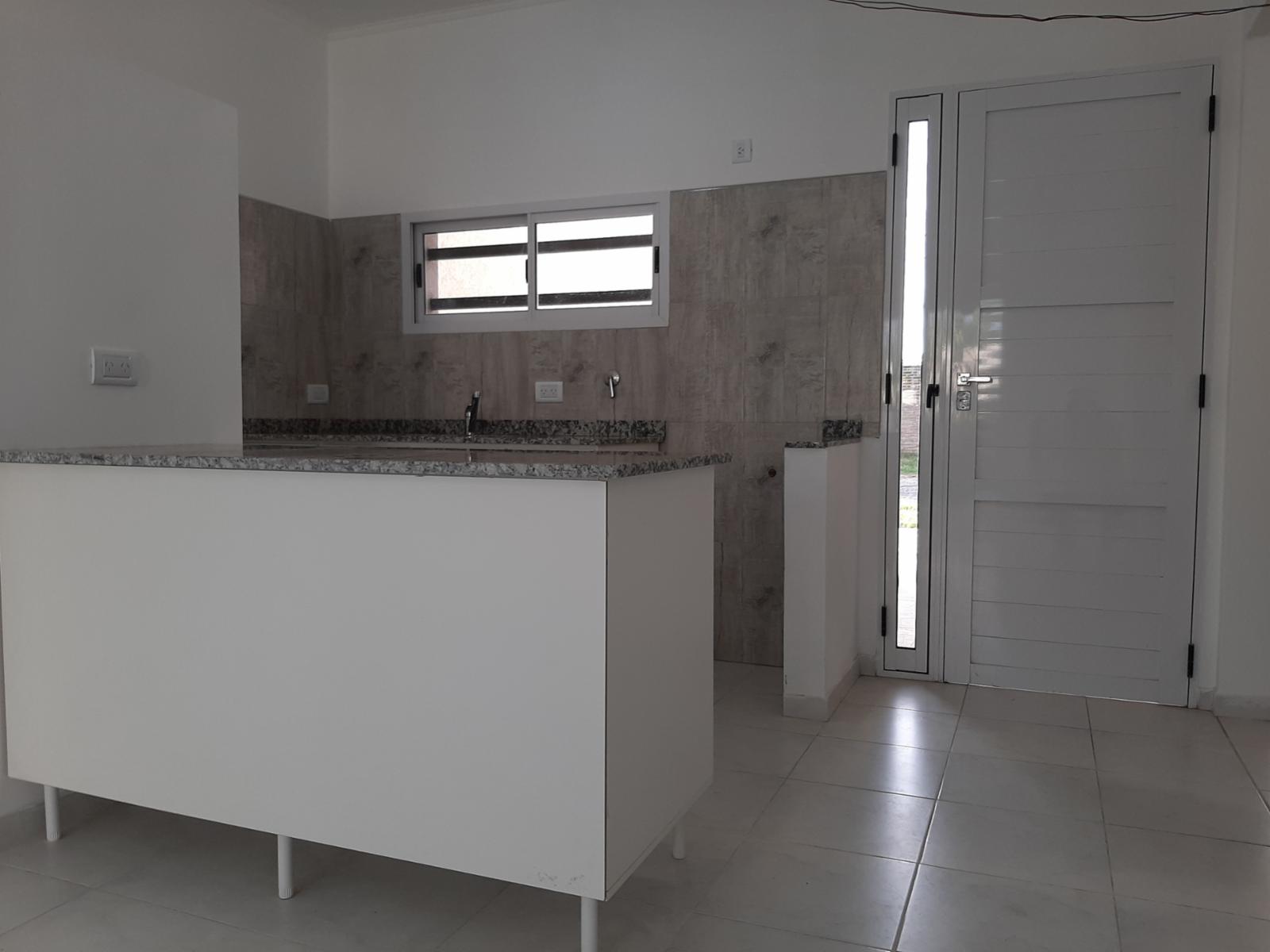 Un lugar para tu nueva vida Casa a estrenar, muy luminosa y buena ventilación en calle 90 M. derecha. — foto 6
