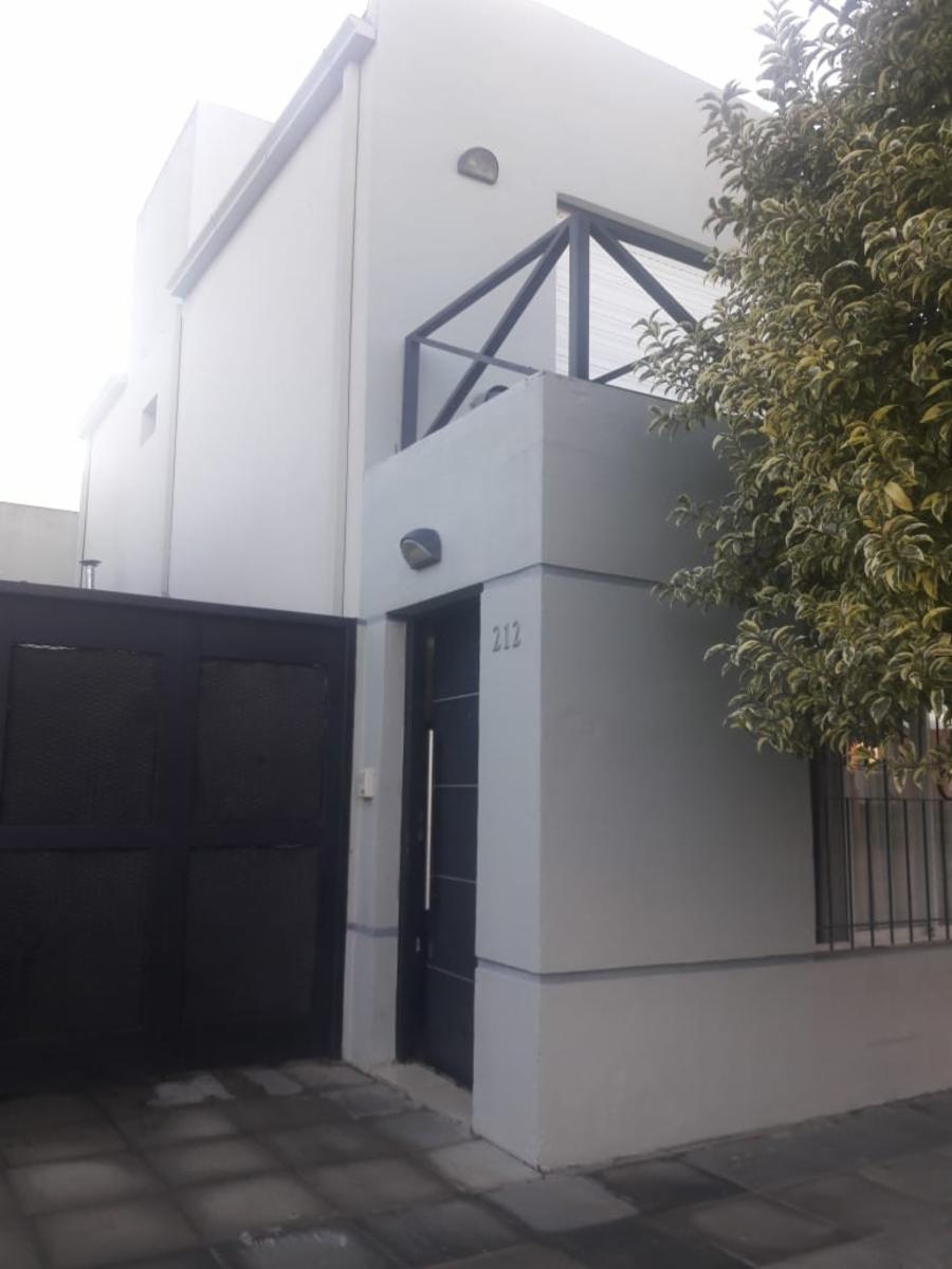 Dùplex en zona Pza. Belgrano, Construcción de calidad, excelente estado