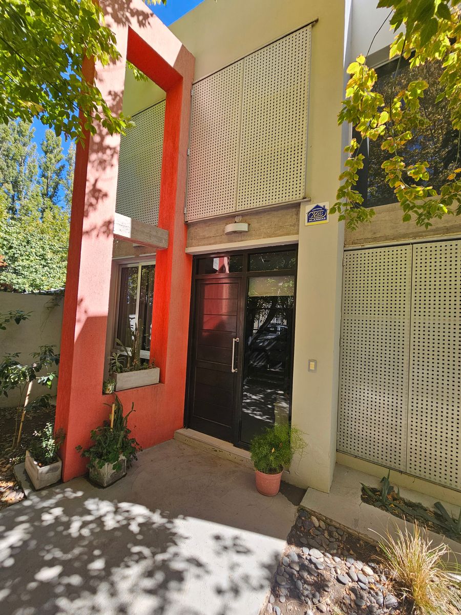 INDEXA VENDE Casa de diseño en barrio IUPA