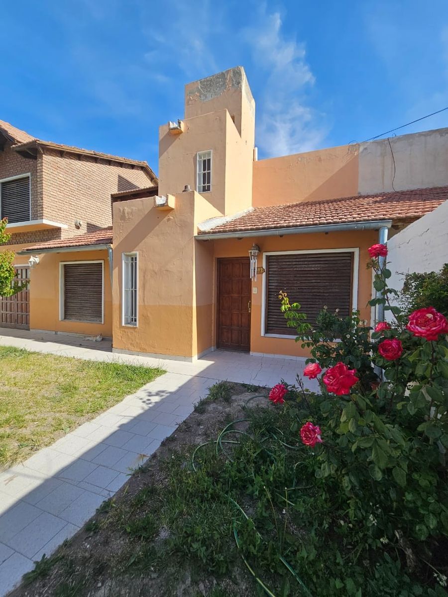 Casa 2 plantas - 4 dormitorios - Ayala y Damas Patricias