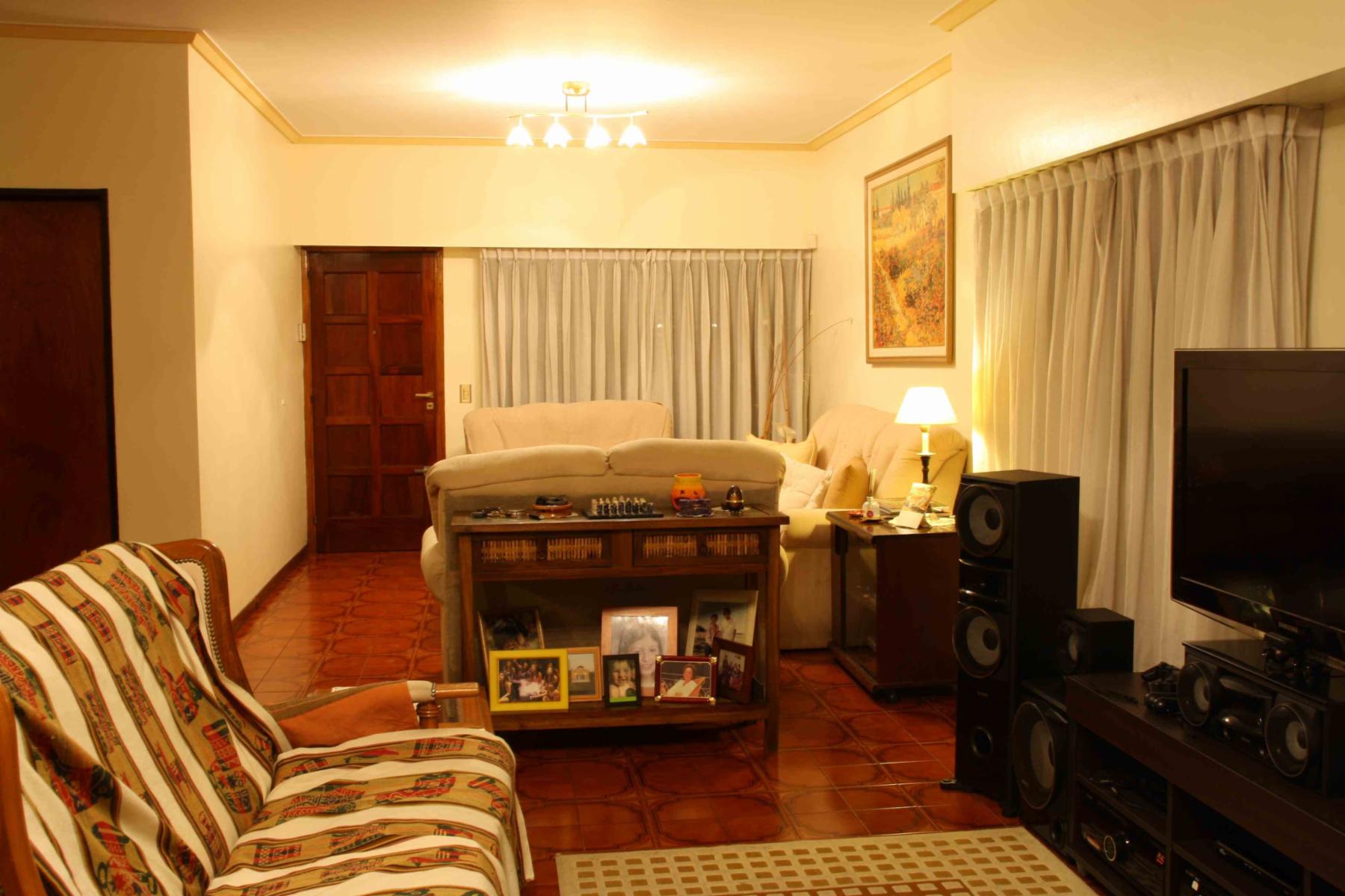 Casa de 4 ambientes con cochera.