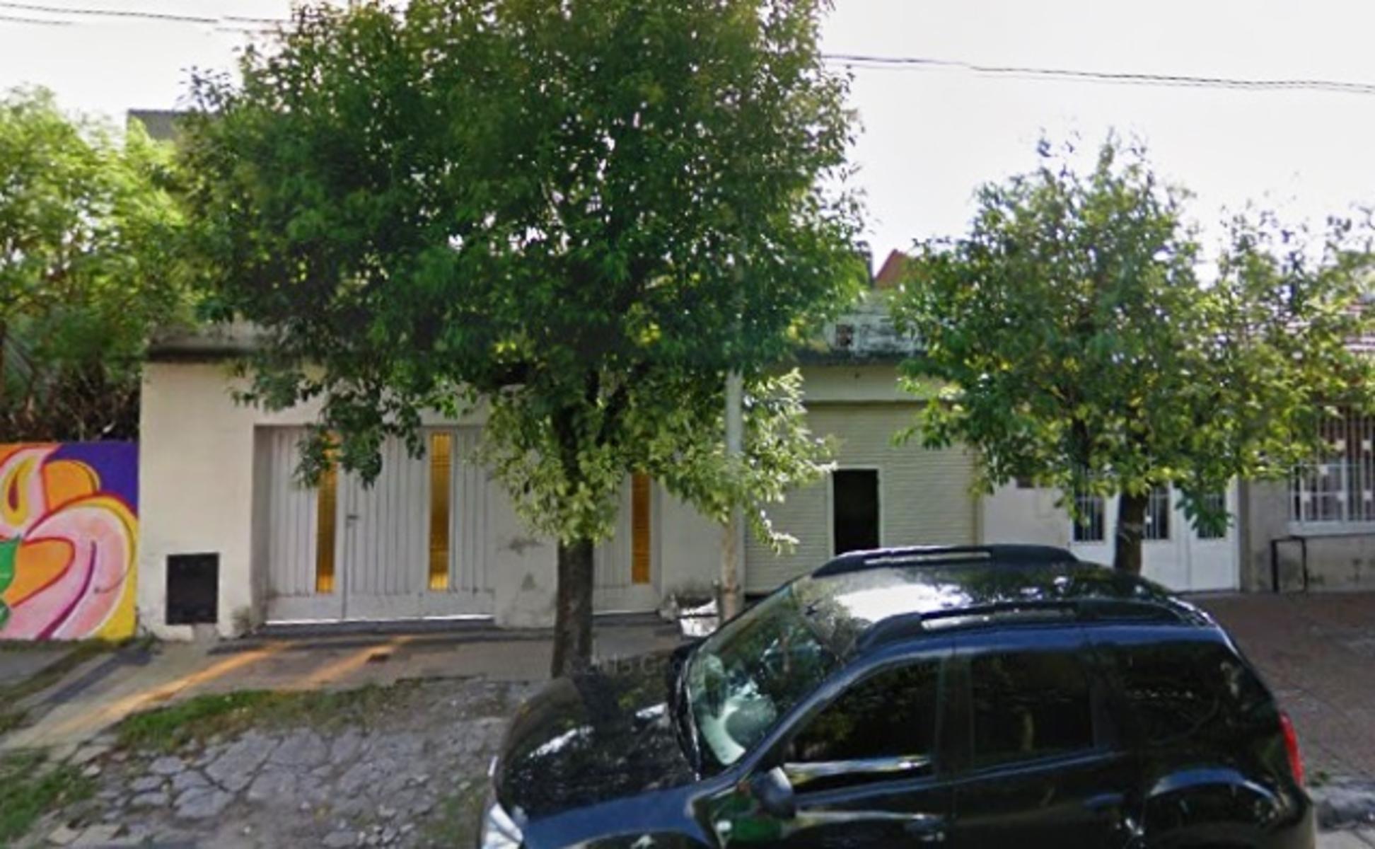casa de 3 ambientes con local.