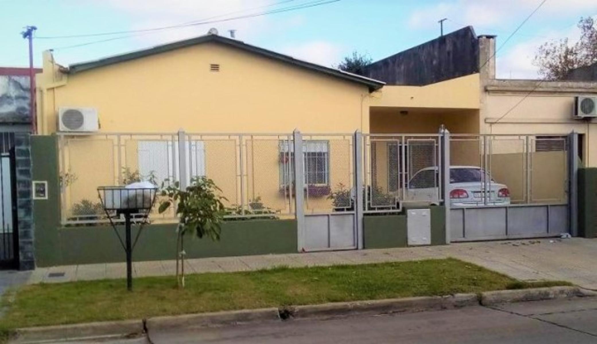 CASA EN LOTE PROPIO DE 10X40M.