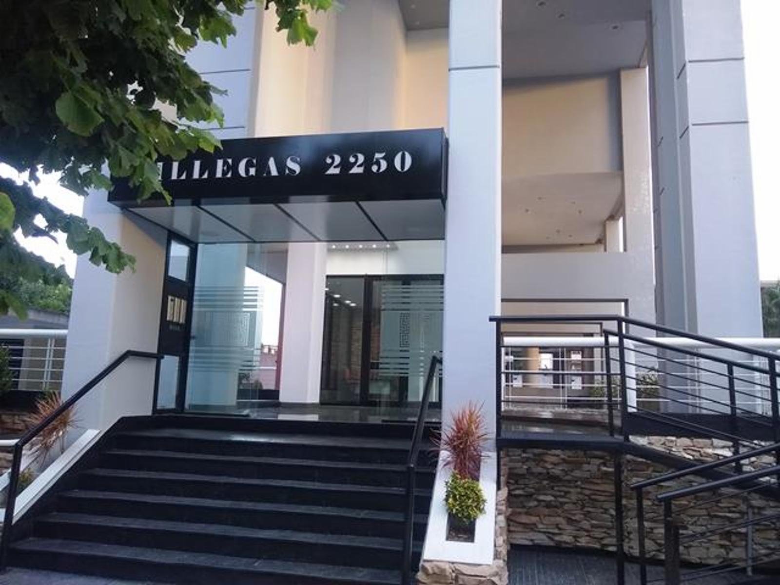 Excelente departamento de 3 ambientes con cochera en centro de San Justo. — foto 2