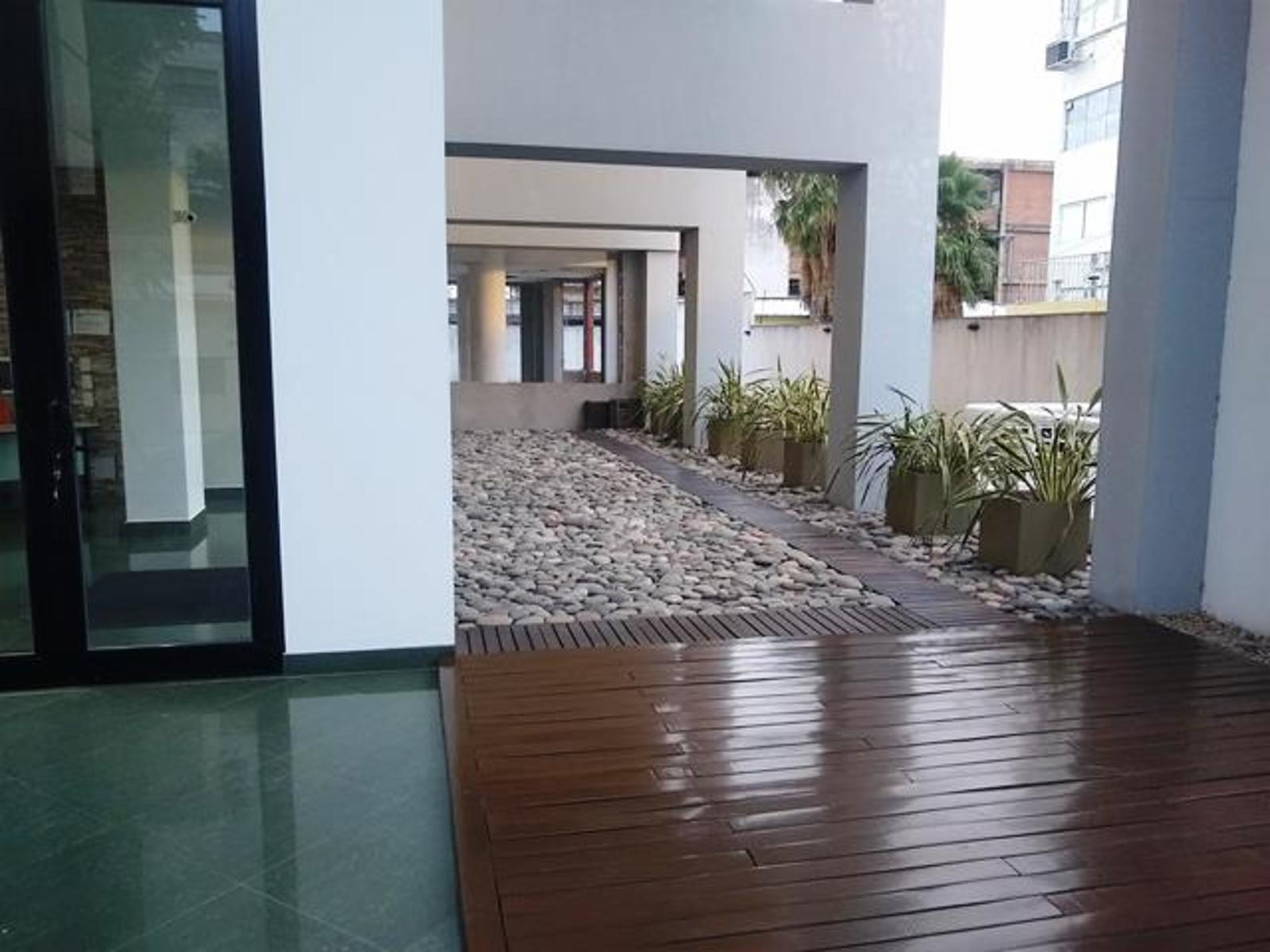 Excelente departamento de 3 ambientes con cochera en centro de San Justo. — foto 3