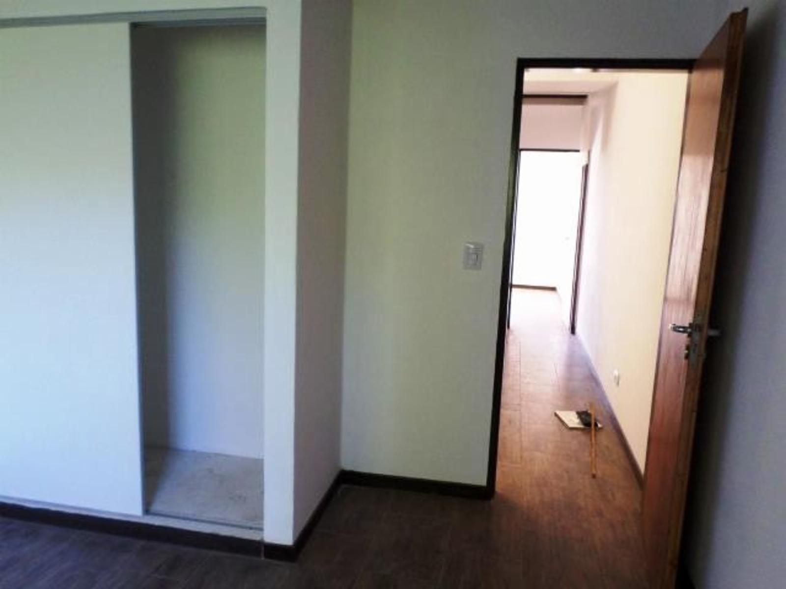 Dúplex de 3 ambientes al frente con entrada de auto. — foto 7