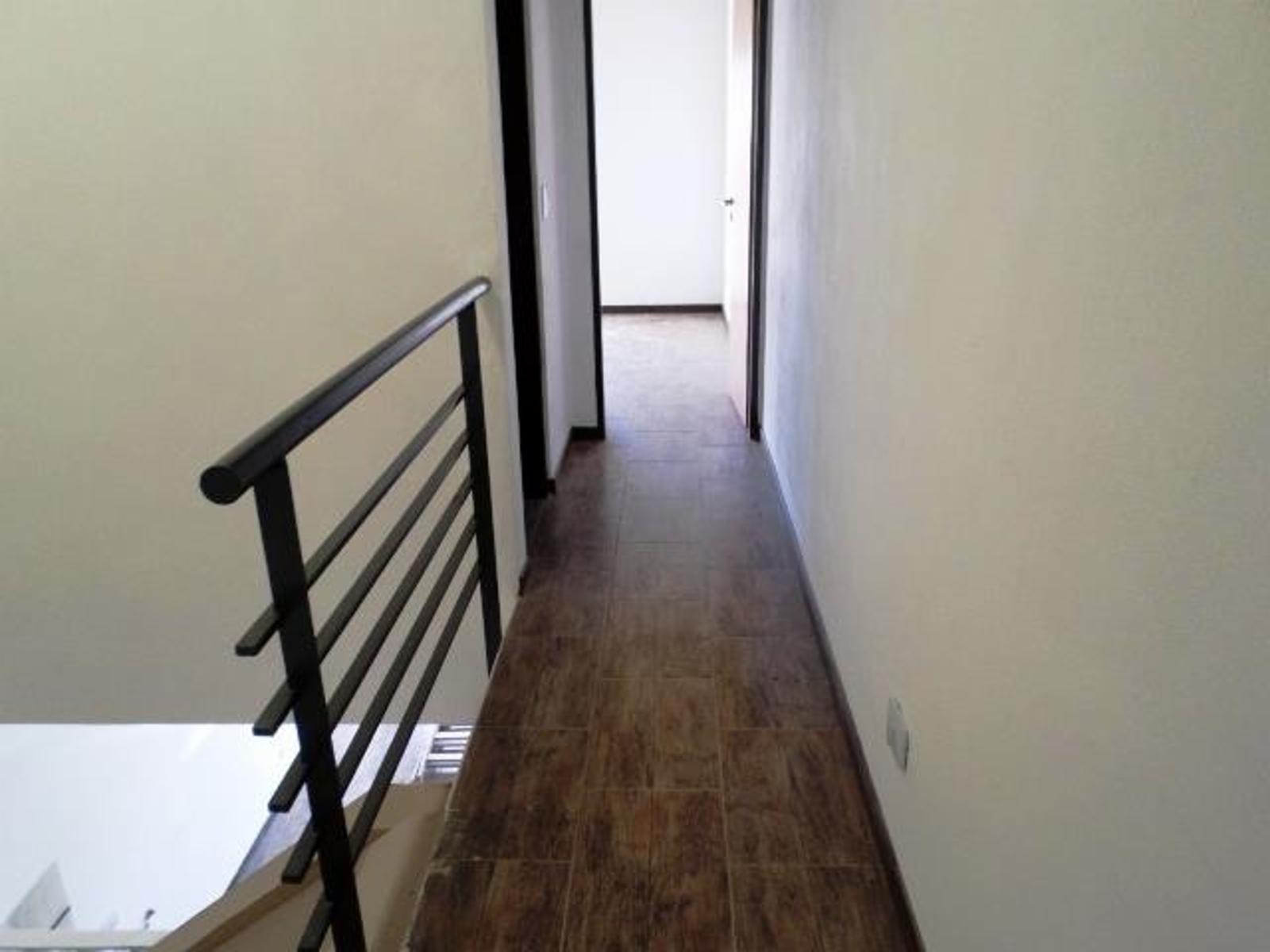 Dúplex de 3 ambientes al frente con entrada de auto. — foto 8