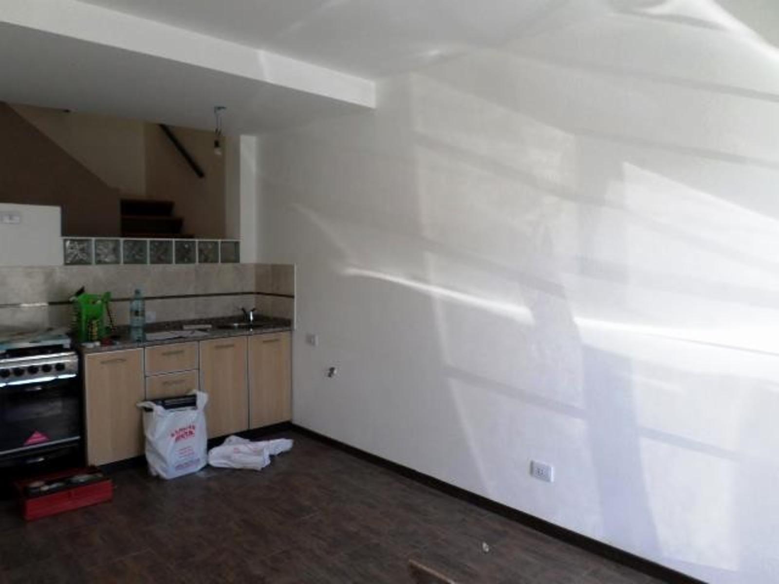 Dúplex de 3 ambientes al frente con entrada de auto. — foto 9