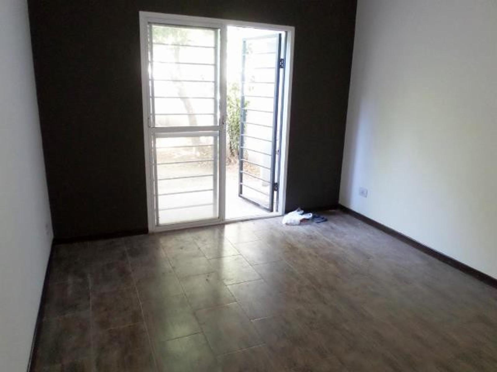 Dúplex de 3 ambientes al frente con entrada de auto. — foto 10