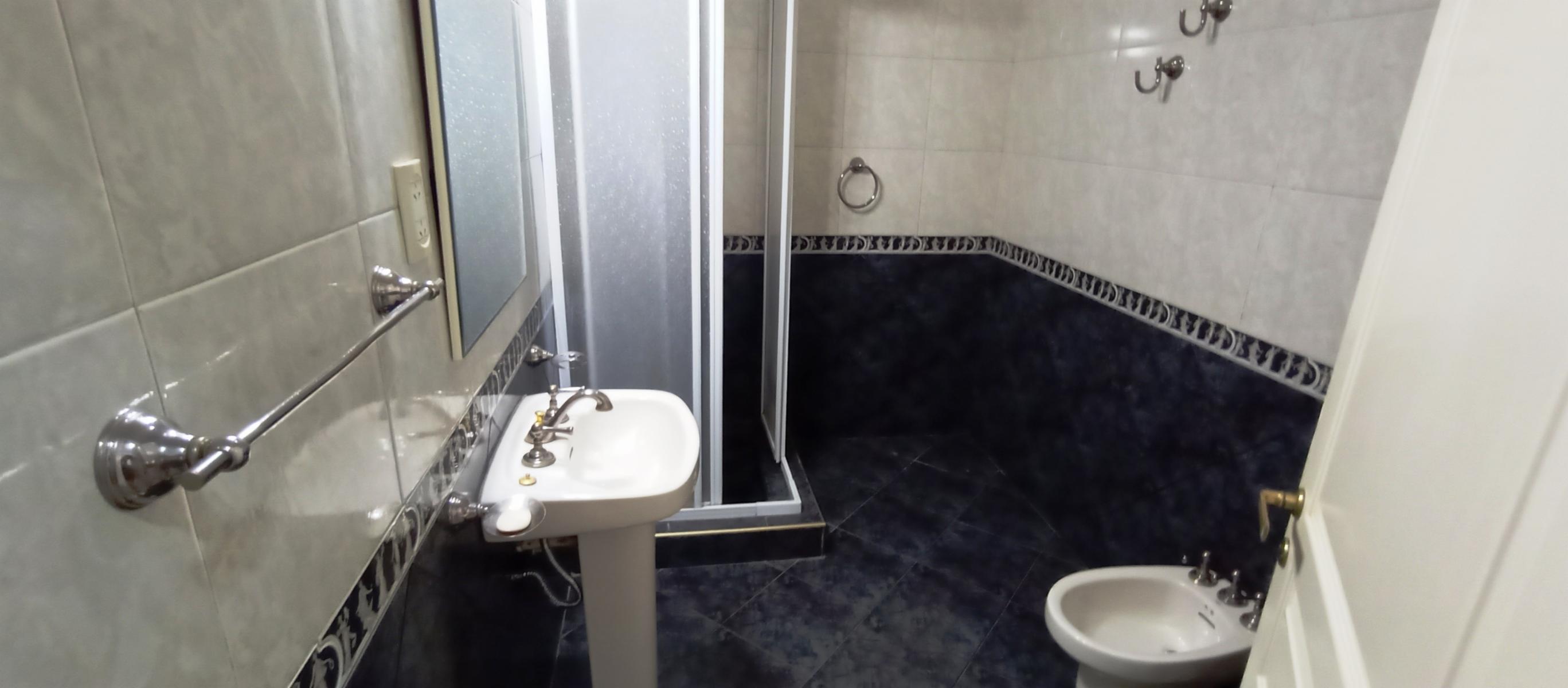 Excelente Casa Multifamiliar en Villa Luzuriaga. — foto 7