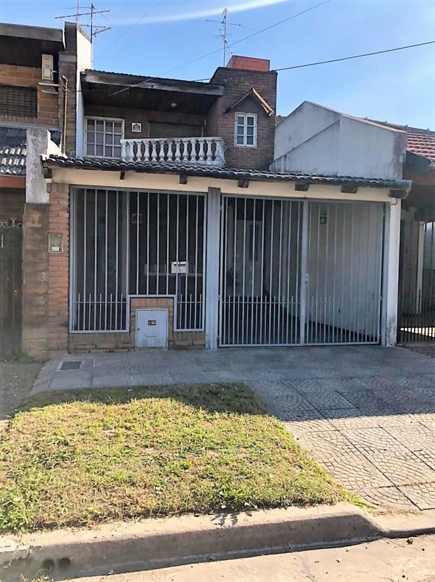 Casa de 3 ambientes con cochera y quincho.
