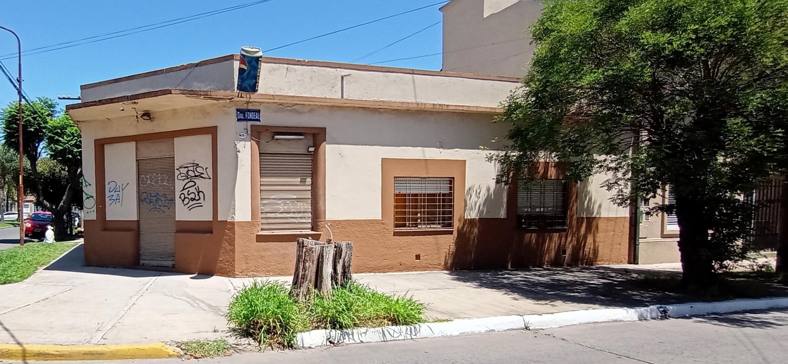 Casa Multifamiliar, lote con dos viviendas y un local en Ramos Mejía.