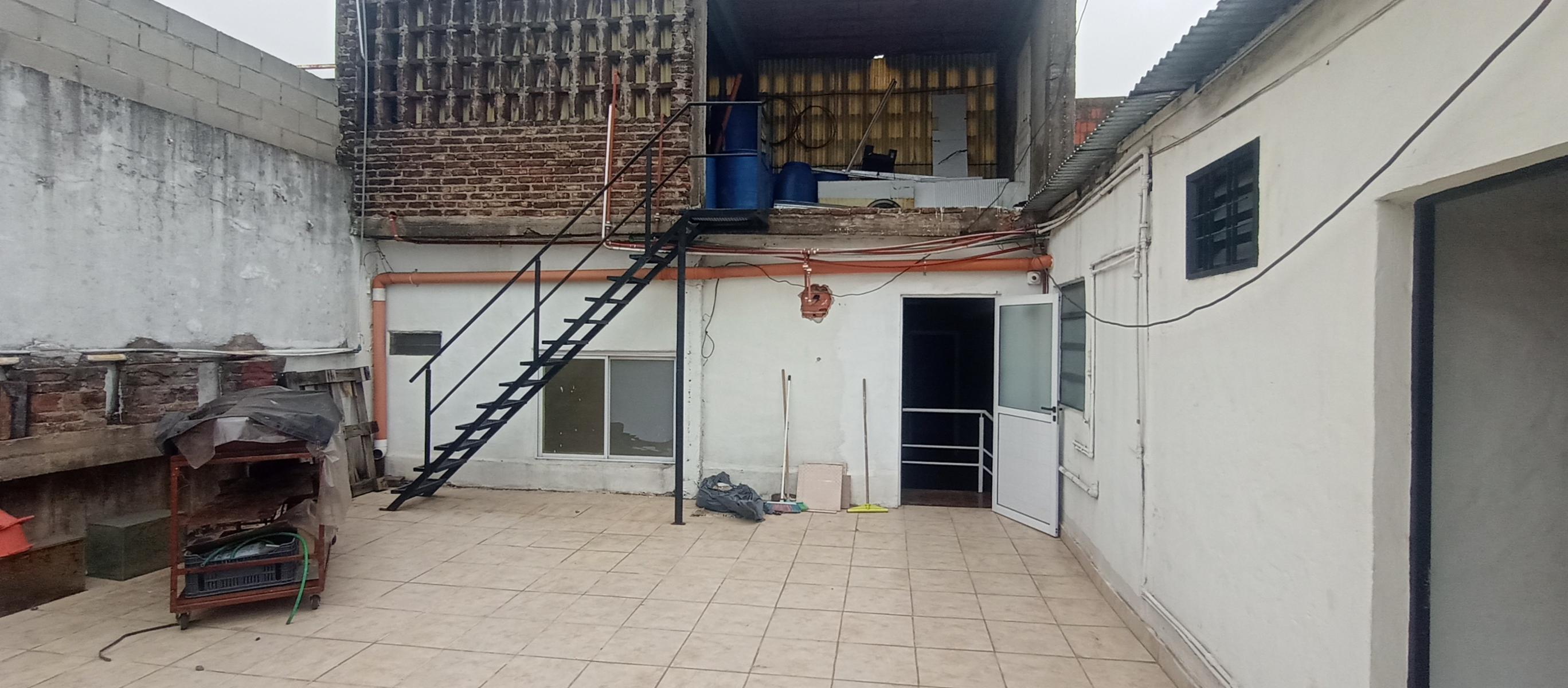 Excelente Local, depósito y oficinas sobre Av. Mosconi. — foto 6