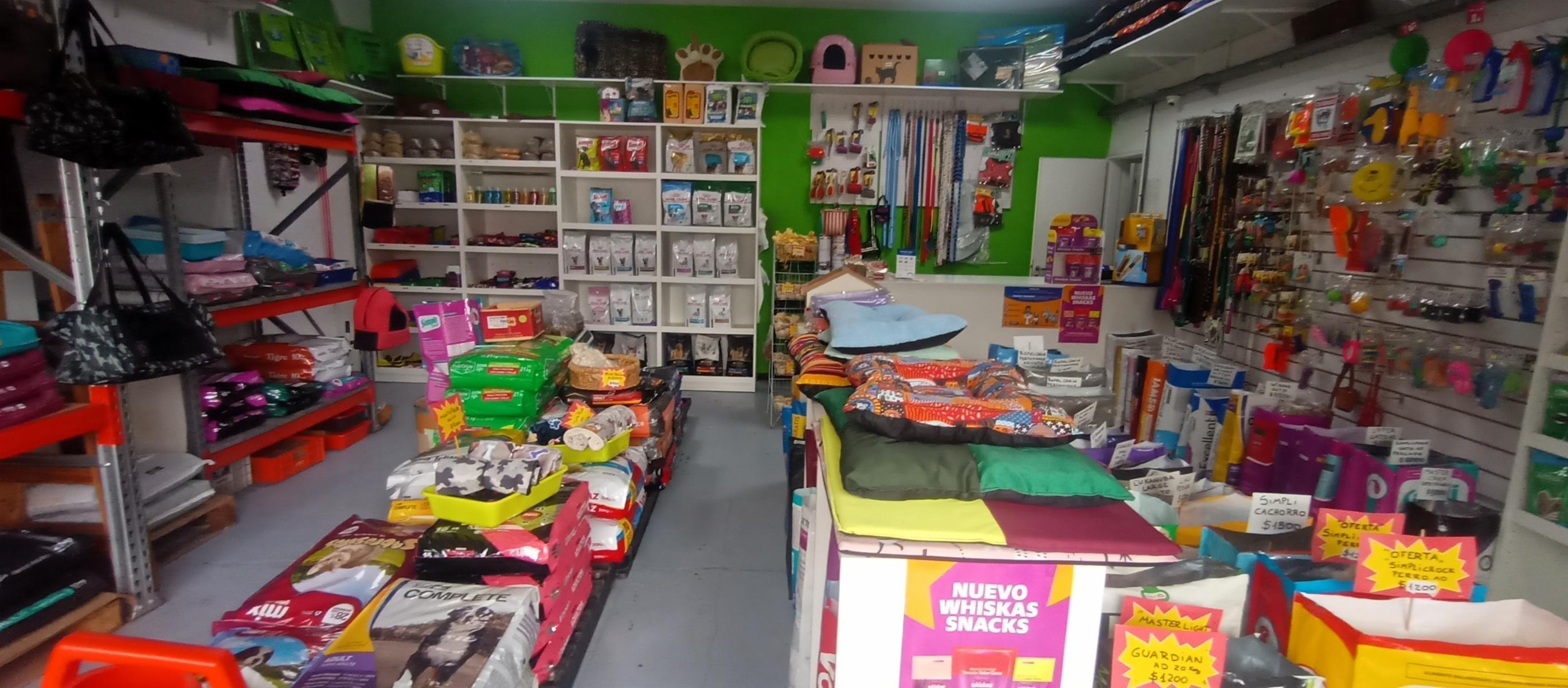 Excelente Local, depósito y oficinas sobre Av. Mosconi. - 16