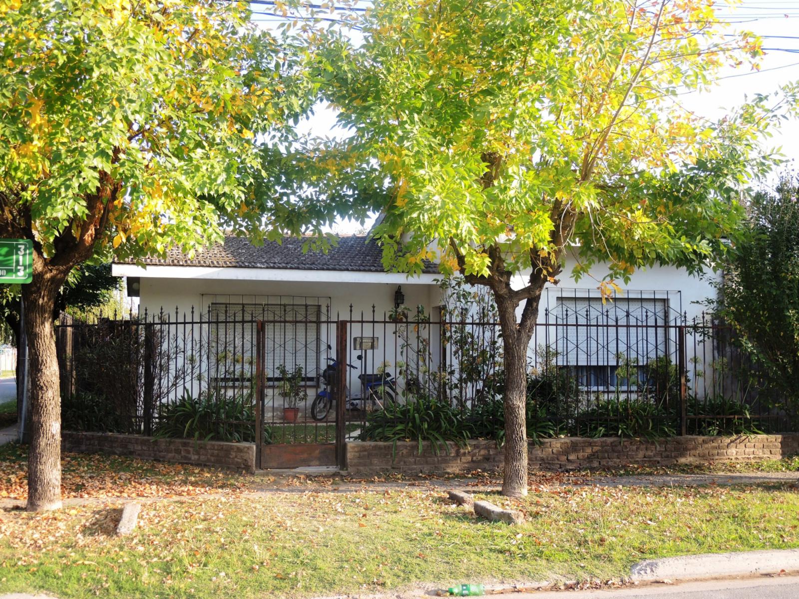SE VENDE CASA CON 2 DORMITORIOS EN LOBOS