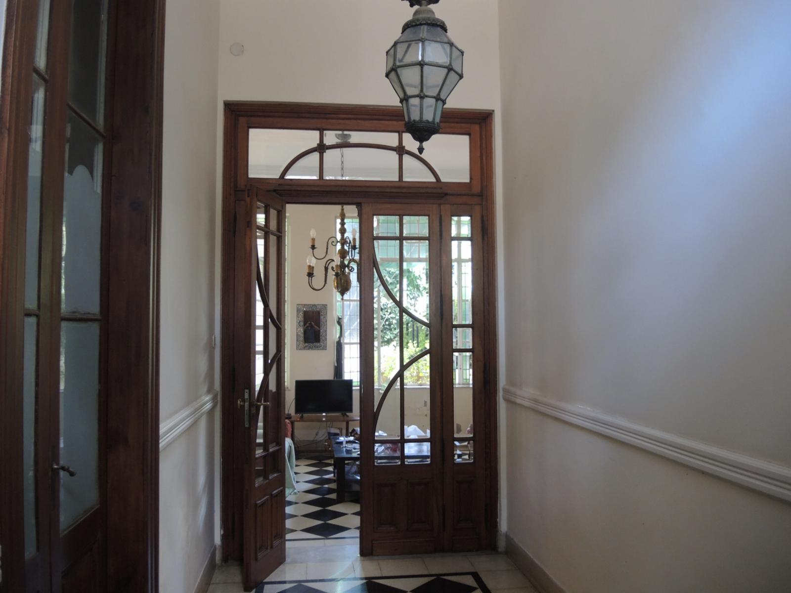 CASA ANTIGUA A 1 CUADRA DE PLAZA 1810- LOBOS — foto 3