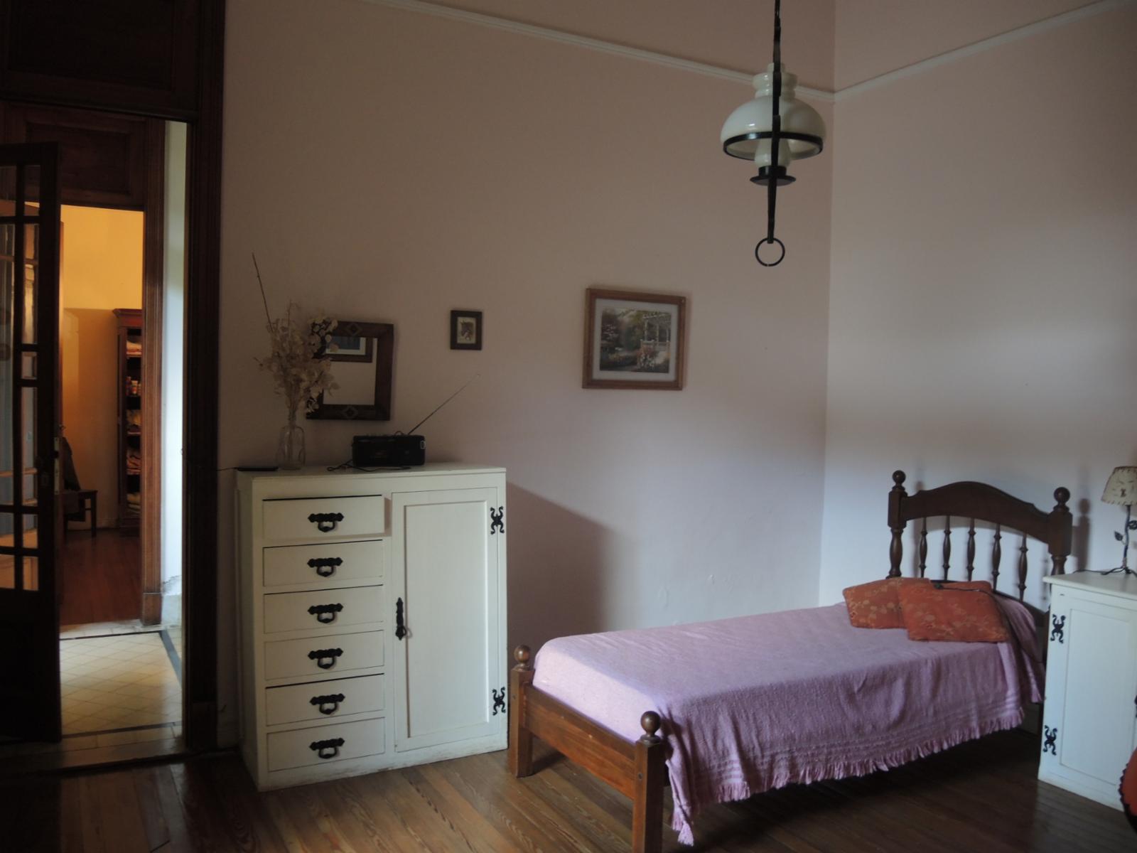CASA ANTIGUA A 1 CUADRA DE PLAZA 1810- LOBOS — foto 10