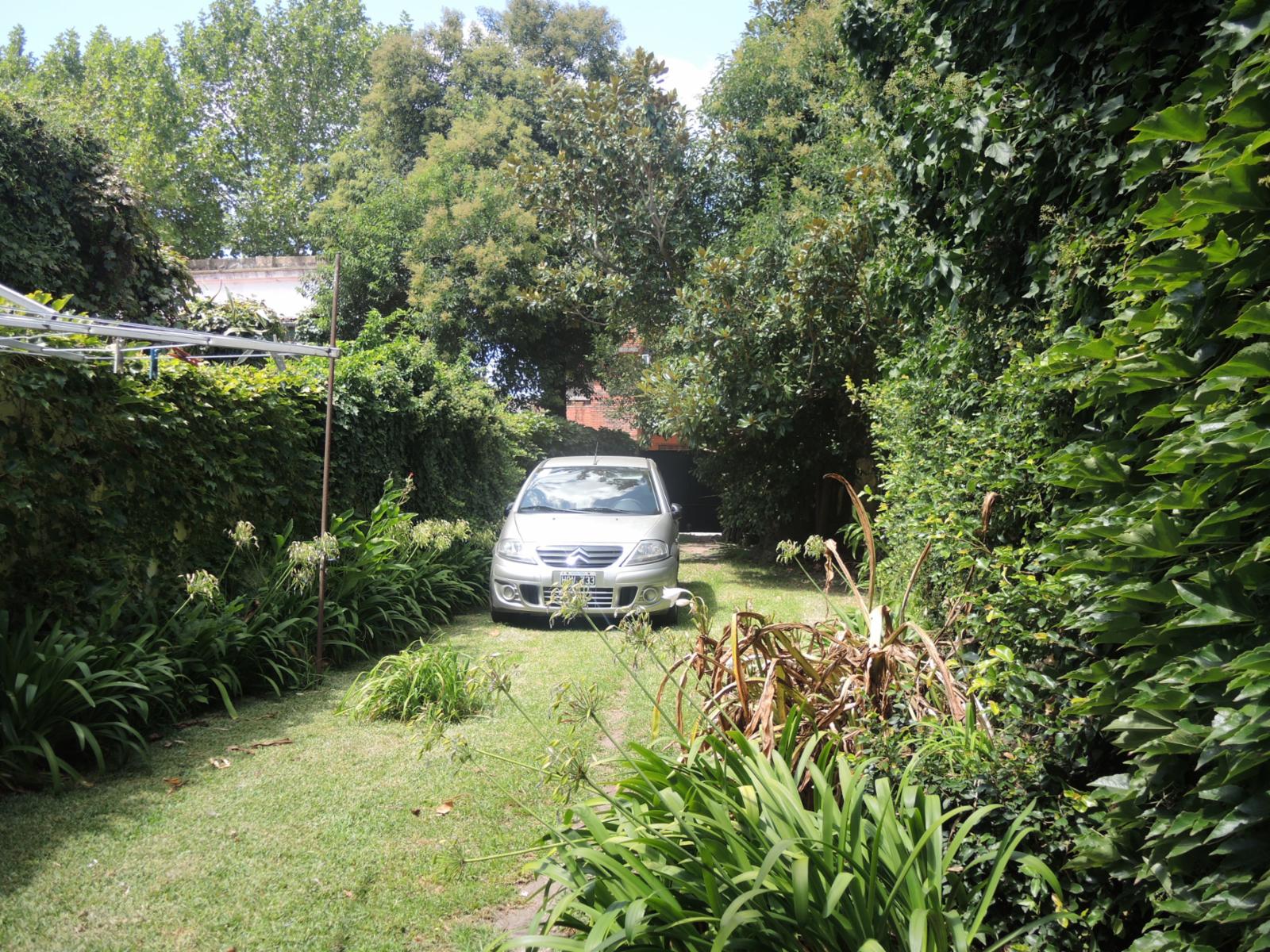 CASA ANTIGUA A 1 CUADRA DE PLAZA 1810- LOBOS — foto 13