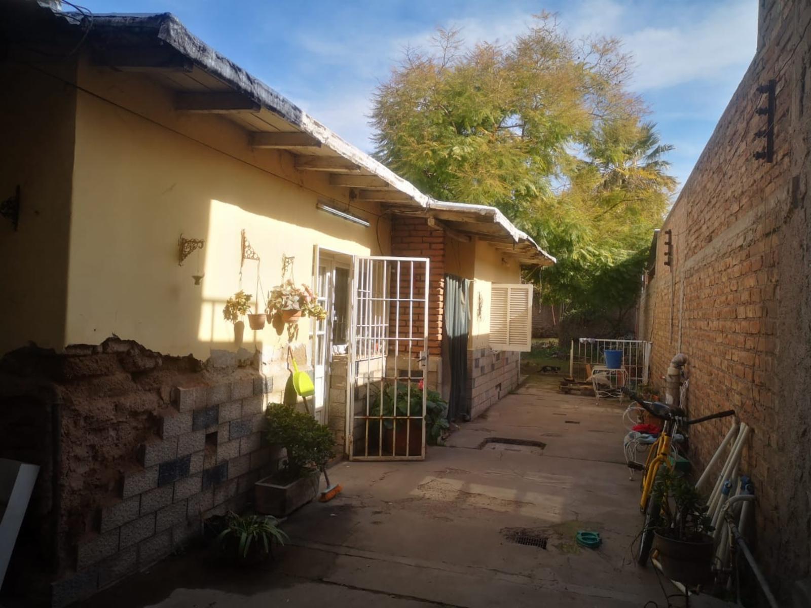 FLORES LUVELLO VENDE INMUEBLE CON DEPTO LOCALES TERRENO SOBRE CALLE COLON GODOY CRUZ — foto 4