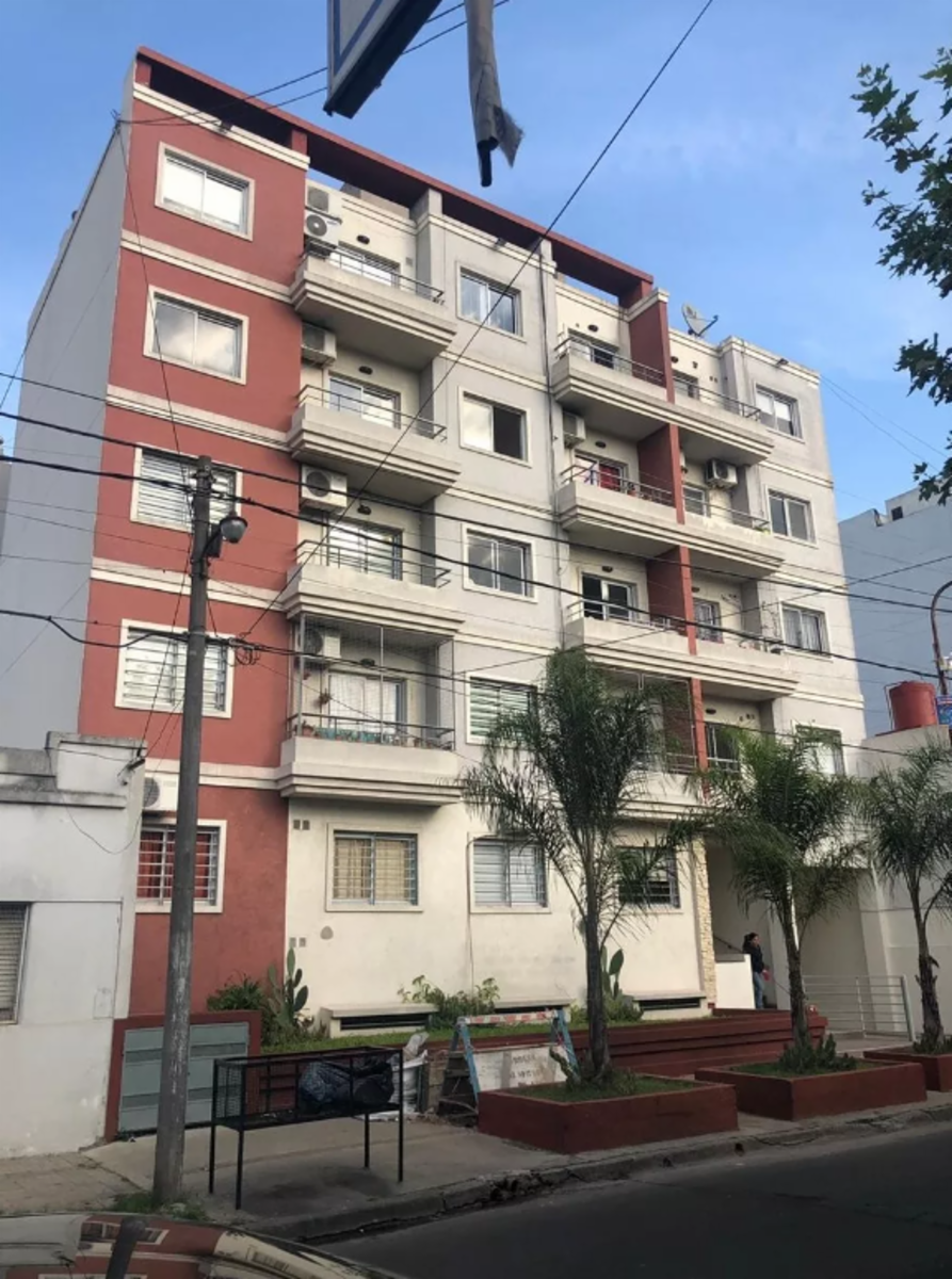 Departamento de 3 amb al frente con balcón