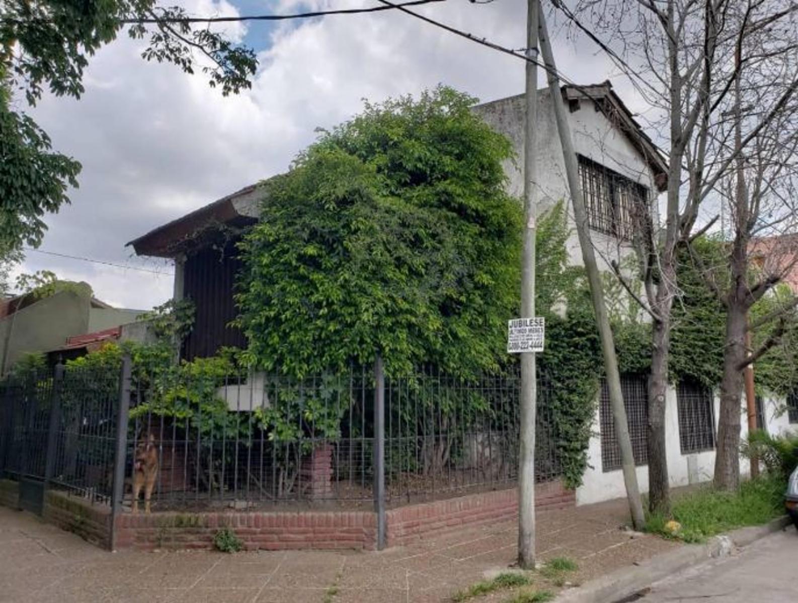 Muy linda casa en esquina de 6 amb